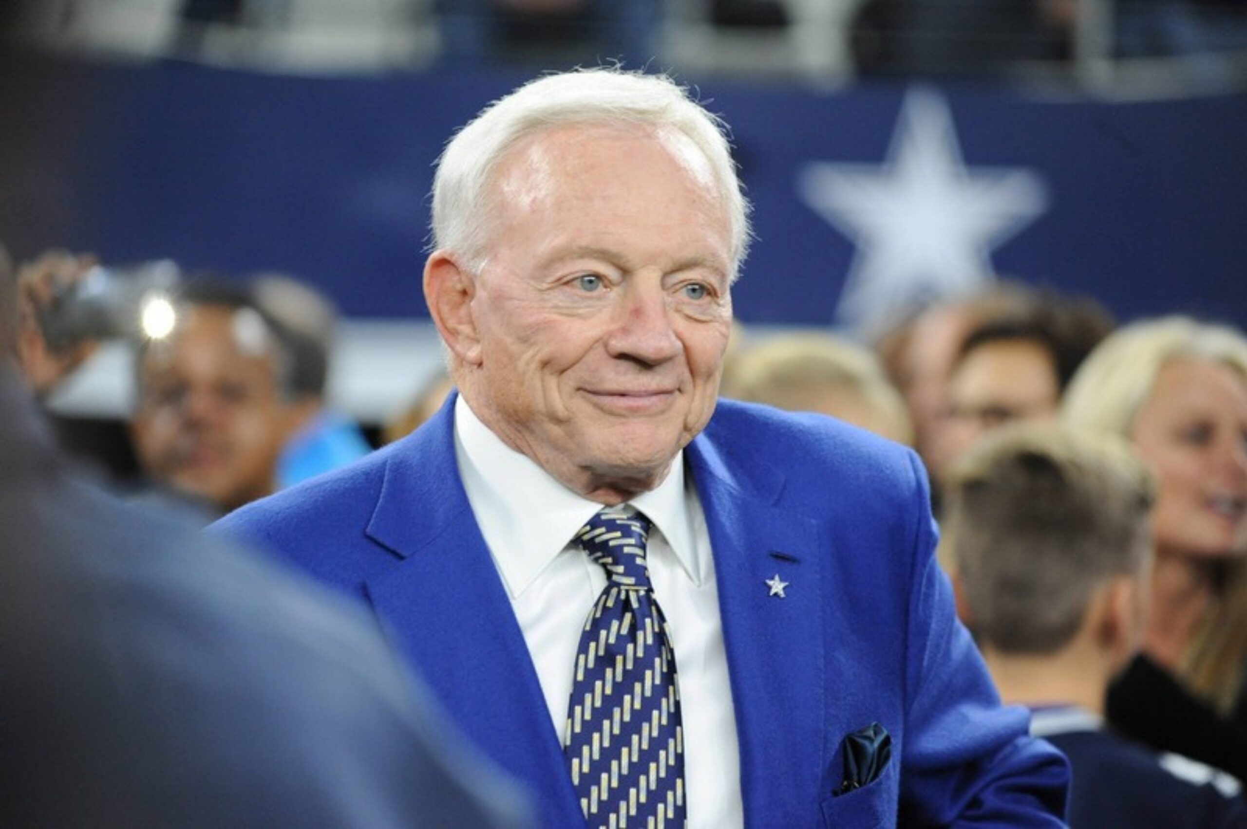 Cowboys-Besitzer Jerry Jones im blauen Sakko im Stadion der Dallas Cowboys