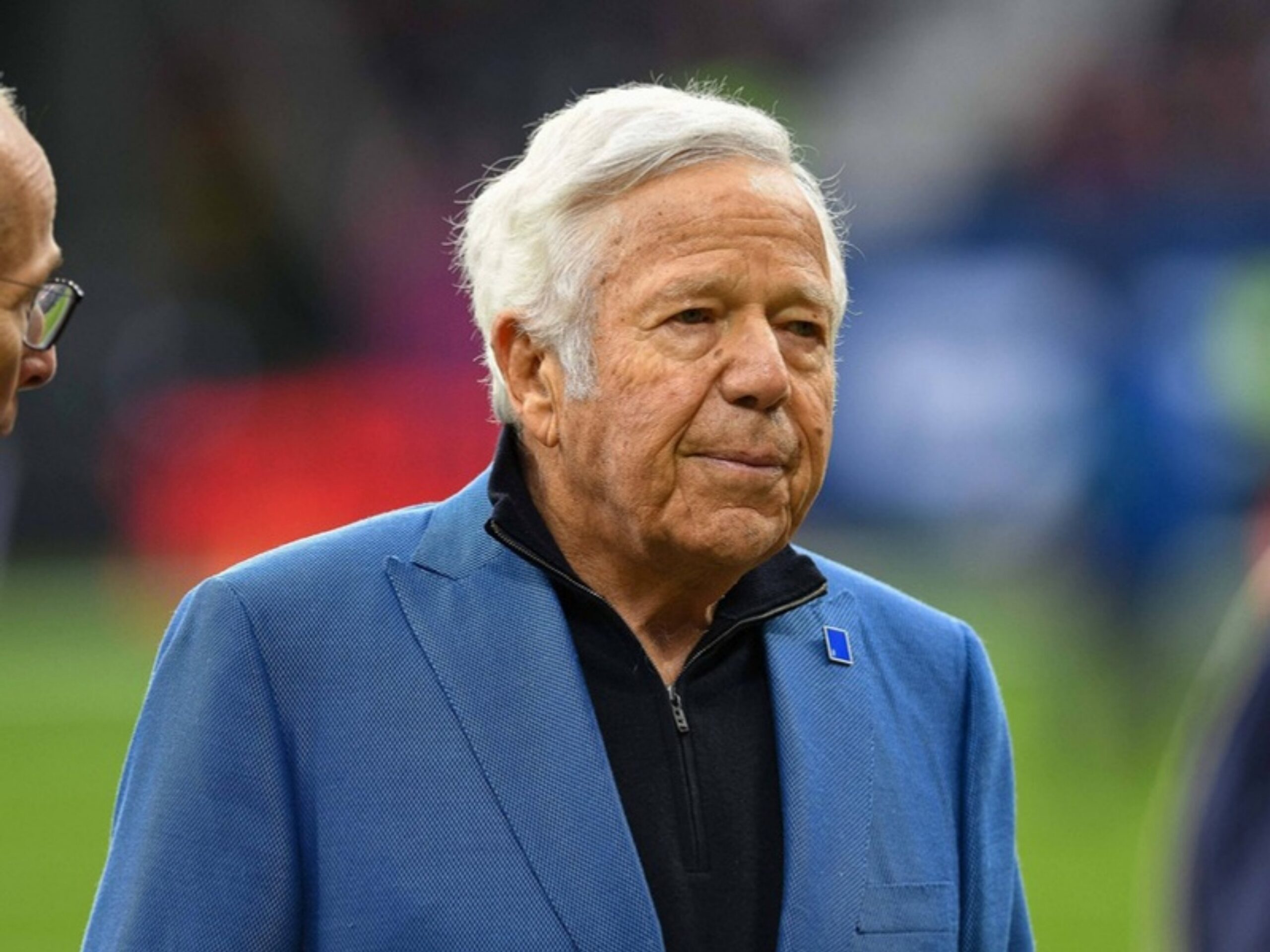 Patriots-Besitzer Robert Kraft im blauen Sakko auf dem Spielfeld