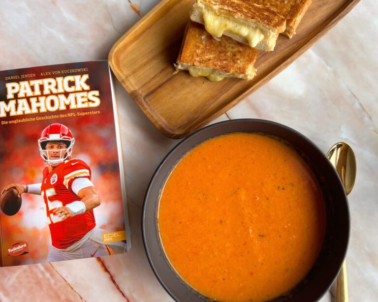Grilled-Cheese-Sandwich mit Tomatensuppe