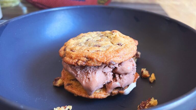 Chocolate-Chip-Cookies mit Eis