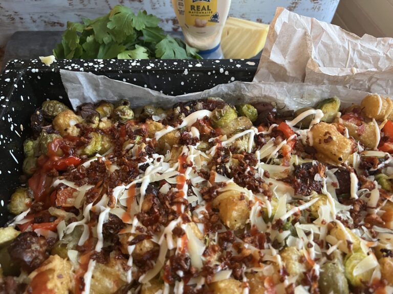 Loaded Tater Tots mit Parmesan-Rosenkohl