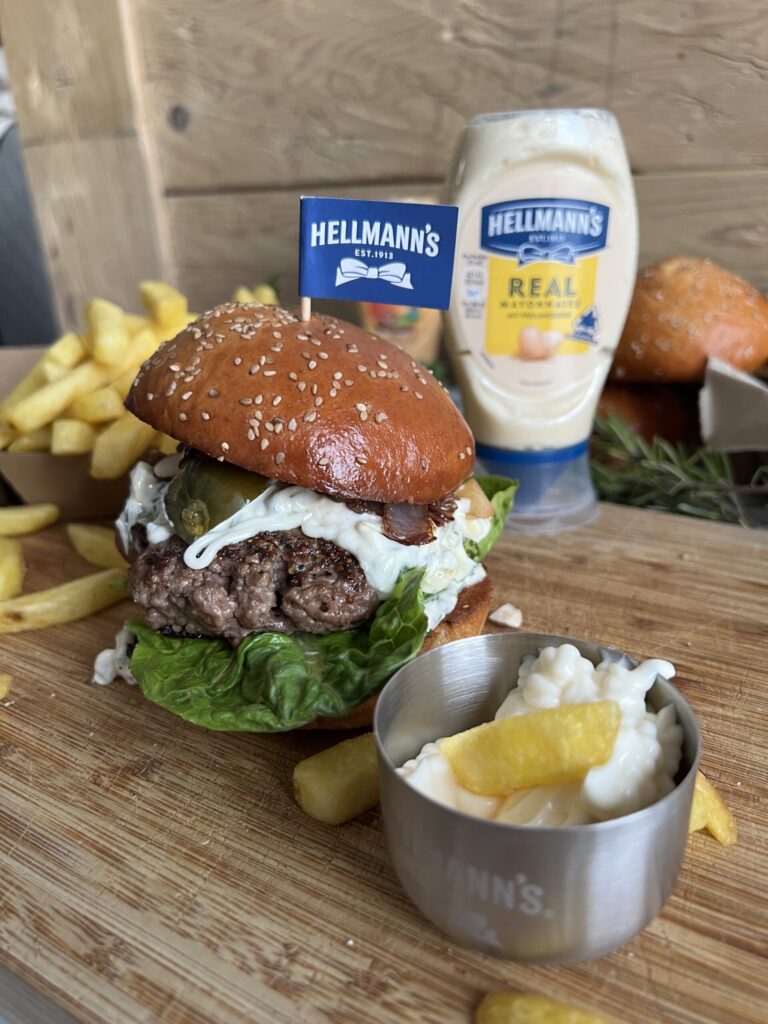 Burger mit Blue-Cheese-Sauce