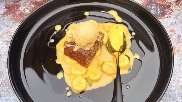 Brownie mit Butterscotch-Sauce