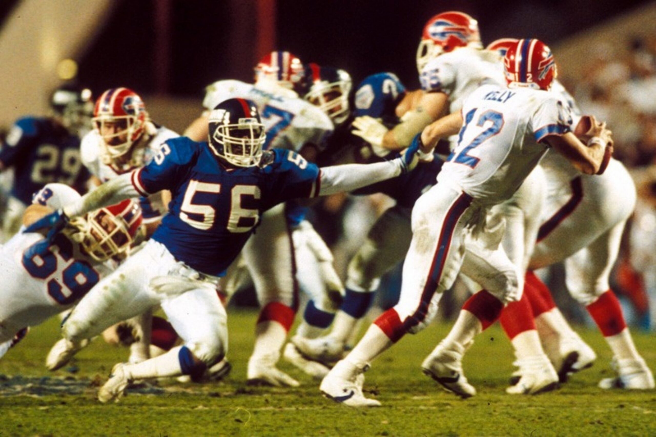 Giants-Linebacker Lawrence Taylor mit der Nummer 56 jagt Bills-Quarterback Jim Kelly