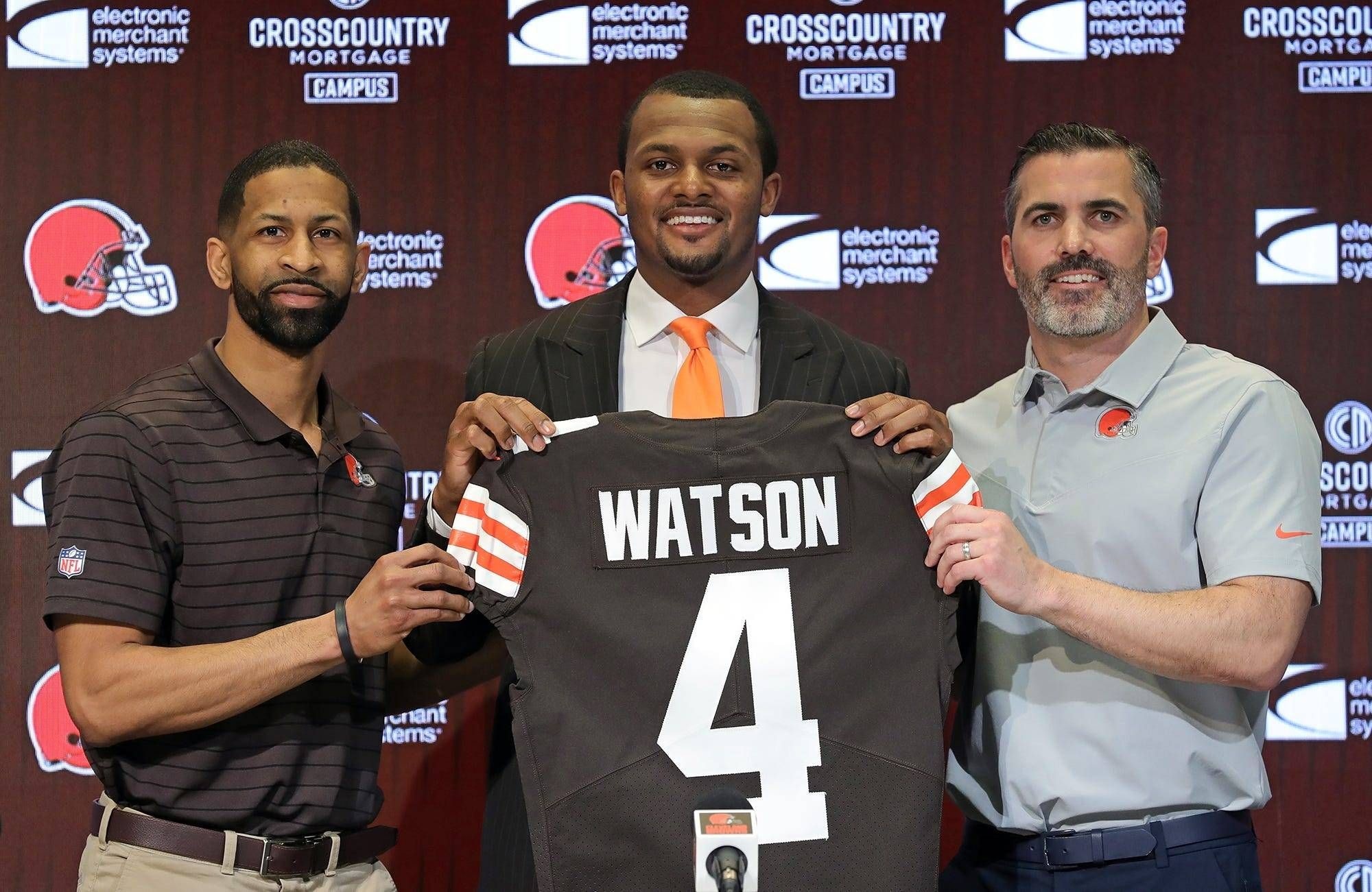 Deshaun Watson zwischen GM Andrew Berry und Head Coach Kevin Stefanski bei seiner Vorstellung als Browns-Quarterback im März 2022