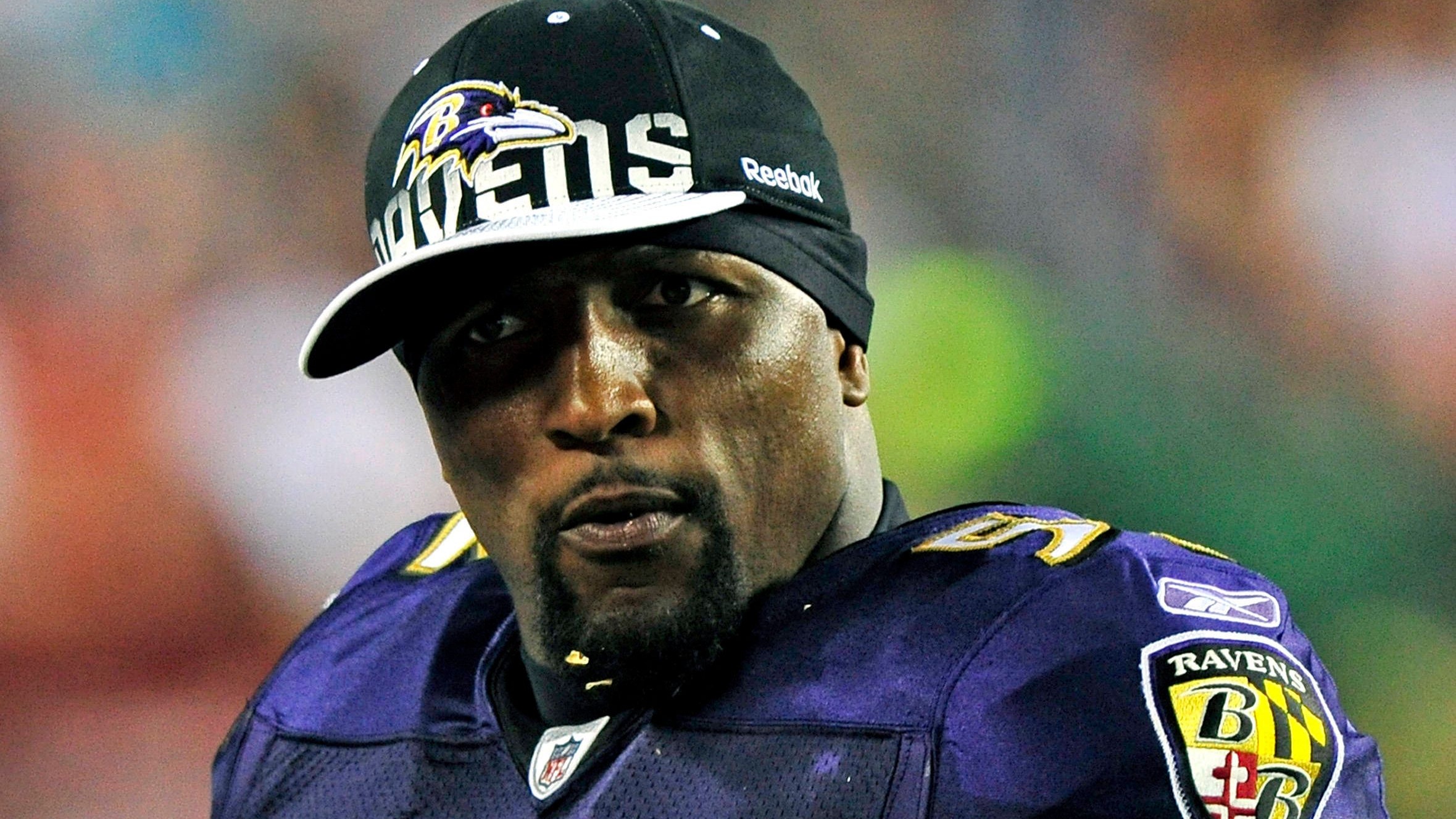 Ravens-Linebacker Ray Lewis mit der Nummer 52 an der Seitenlinie gegen Washington im August 2010