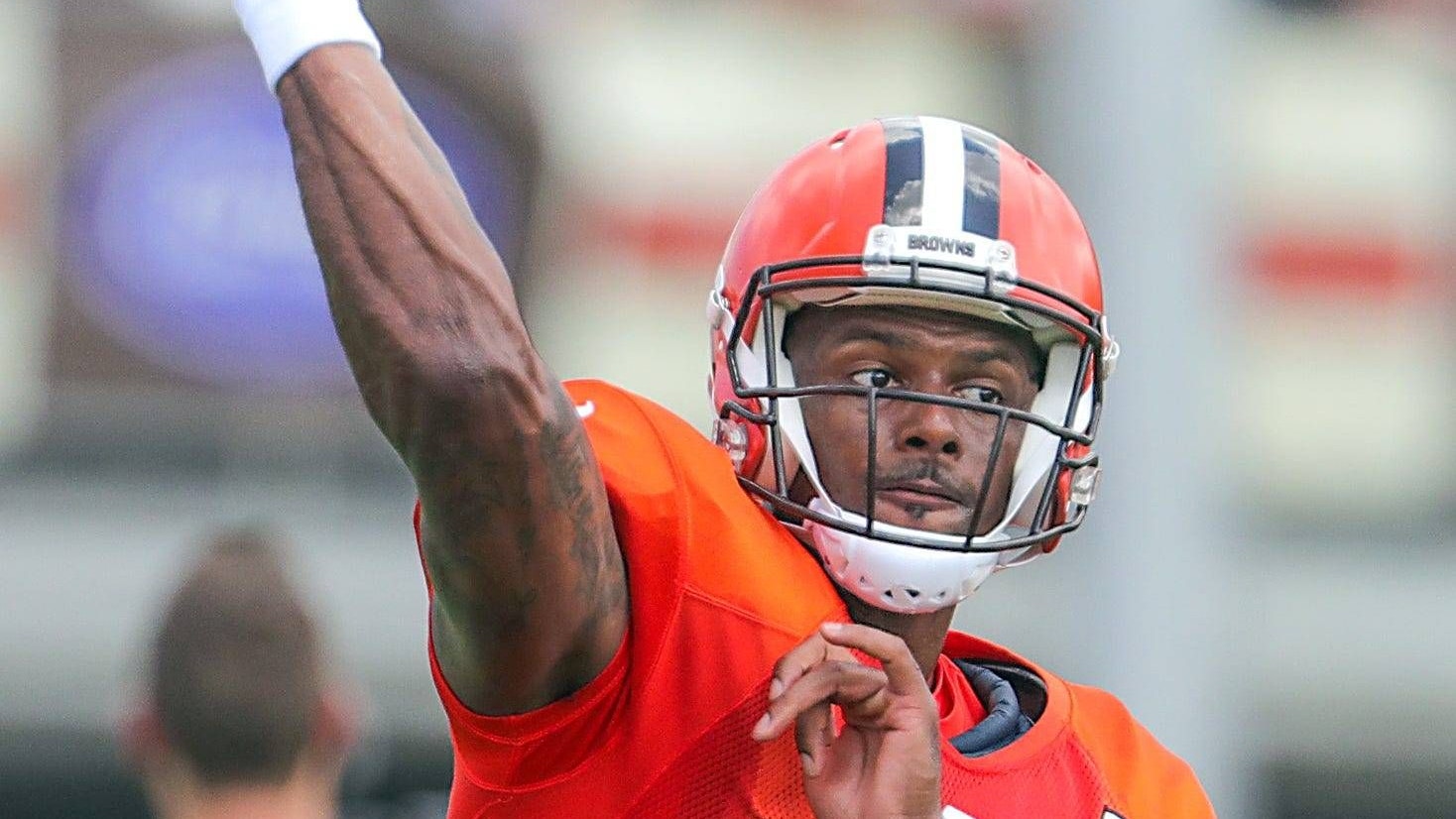 Browns-Quarterback Deshaun Watson wirft im Training Camp im August 2022 einen Pass