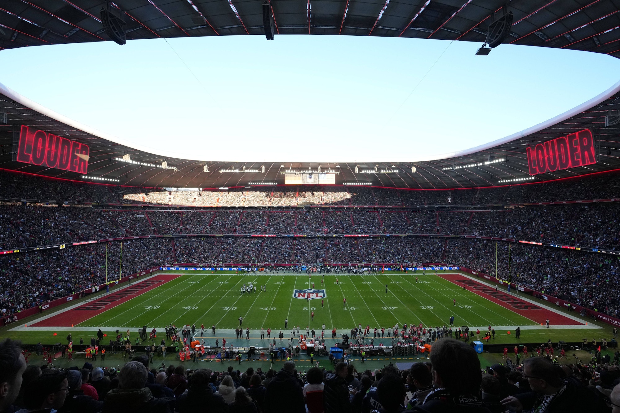 Blick über die volle Allianz Arena mit dem Football-Feld beim NFL-Spiel
