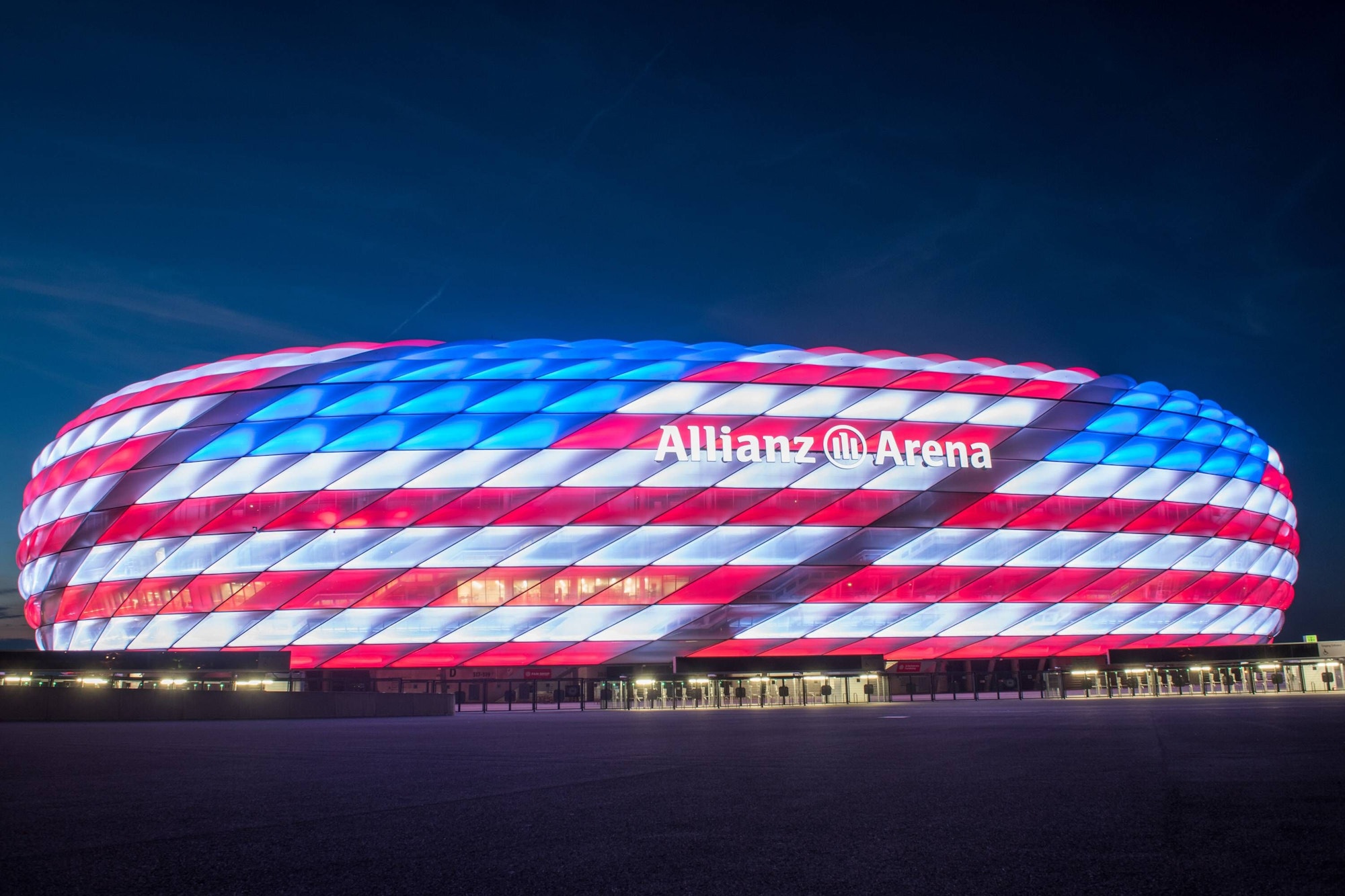 Die Allianz Arena leuchtet nachts in den Farben der US-Flagge