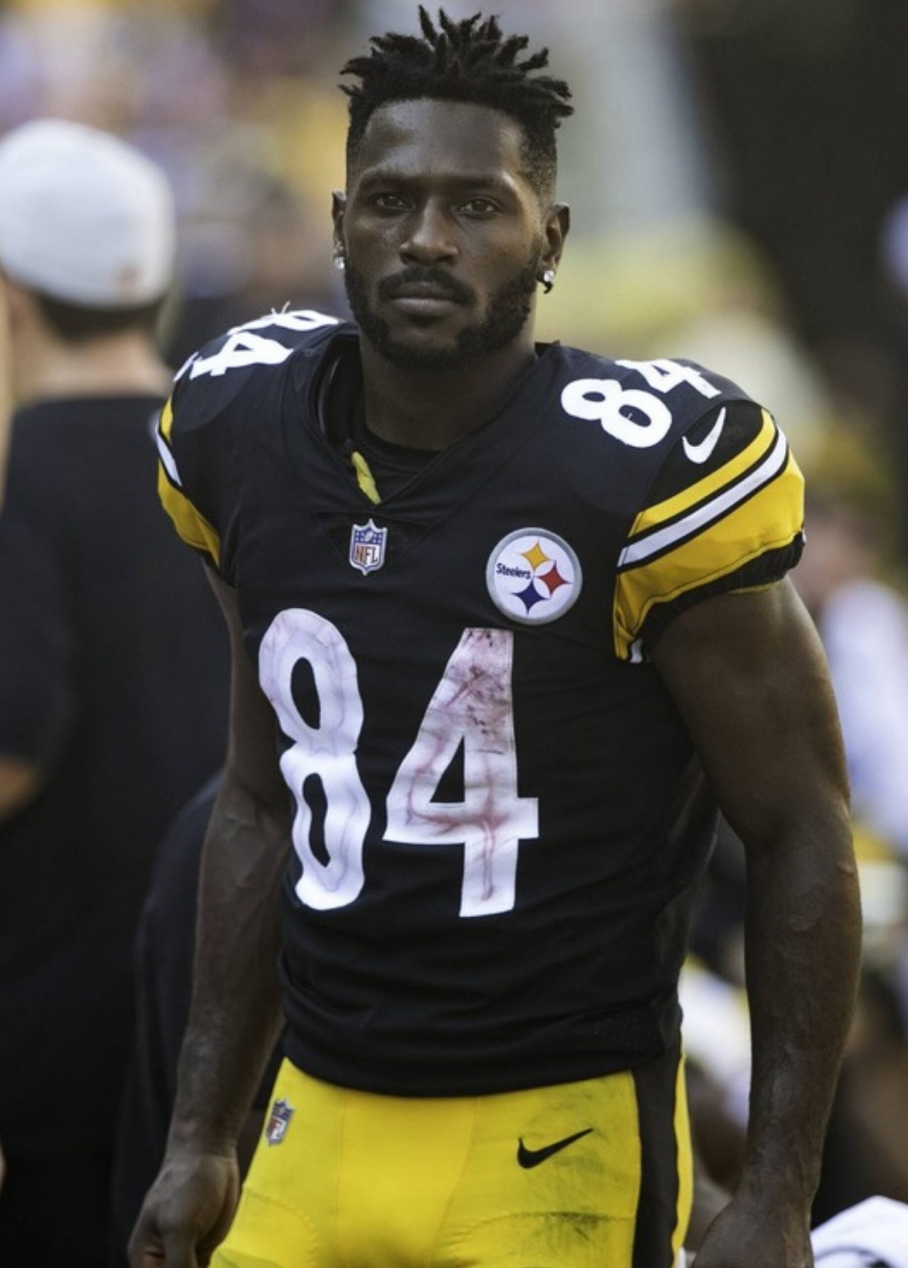 Antonio Brown steht im Trikot der Pittsburgh Steelers mit der Nummer 84 an der Seitenlinie