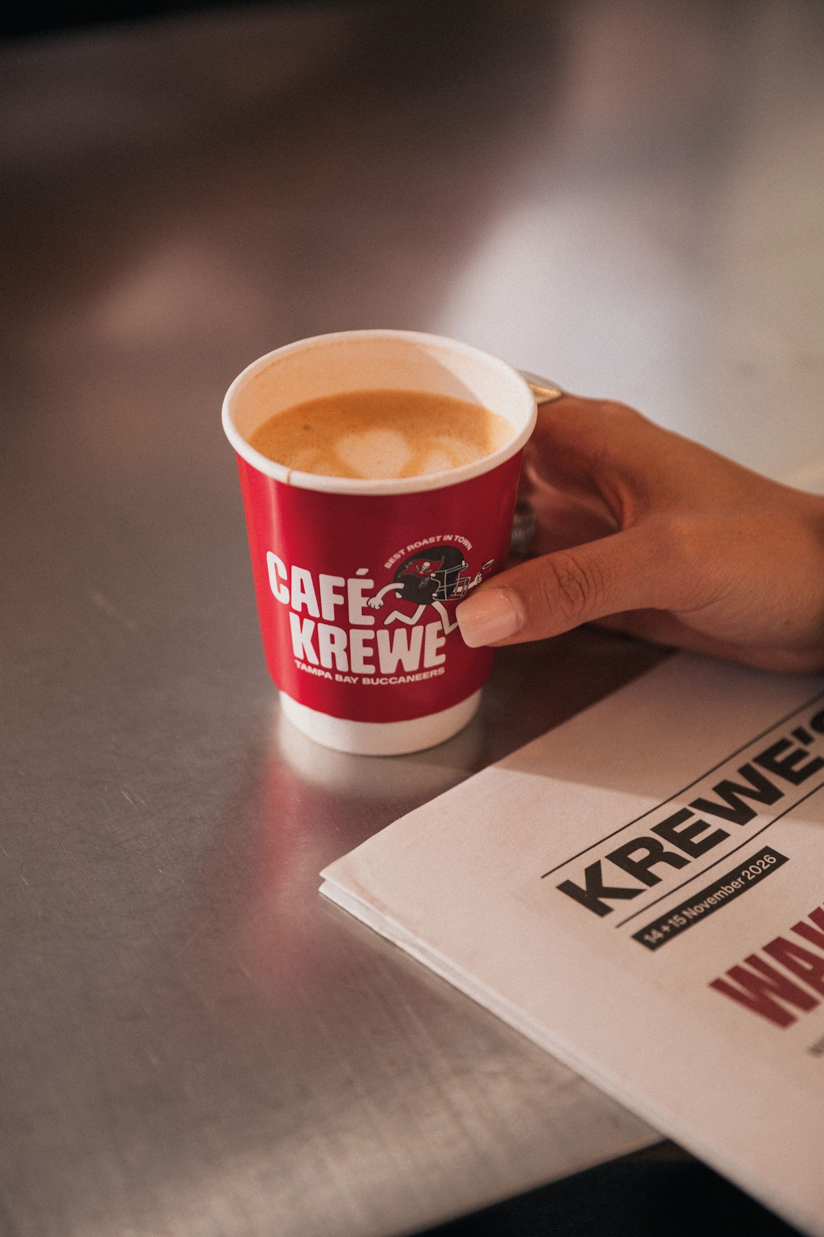 Kubanischer Cafecito im roten Café-Krewe-Becher der Tampa Bay Buccaneers beim NFL Munich Game 2026