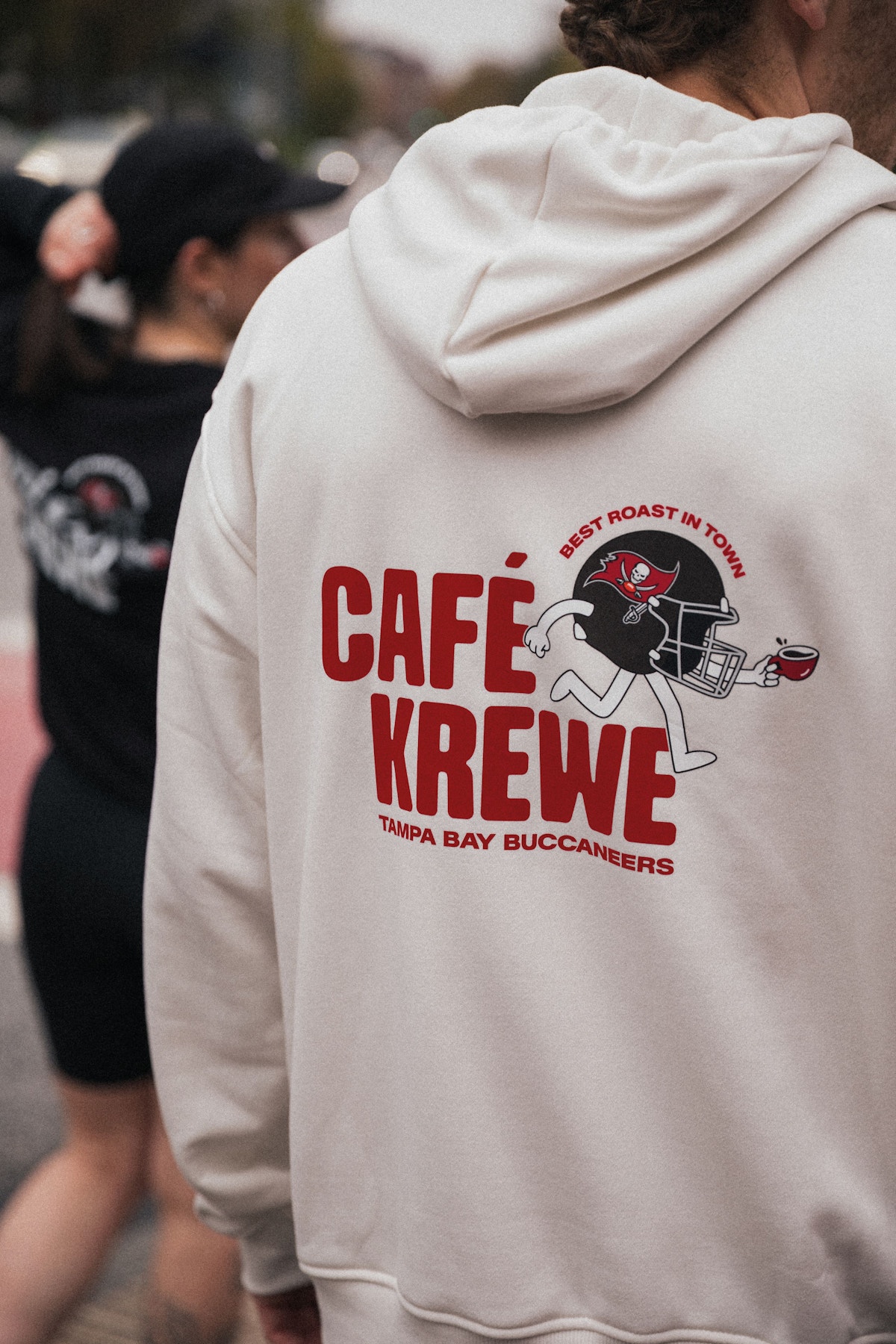 Café-Krewe-Hoodie der Tampa Bay Buccaneers mit Best-Roast-in-Town-Motiv beim NFL Munich Game