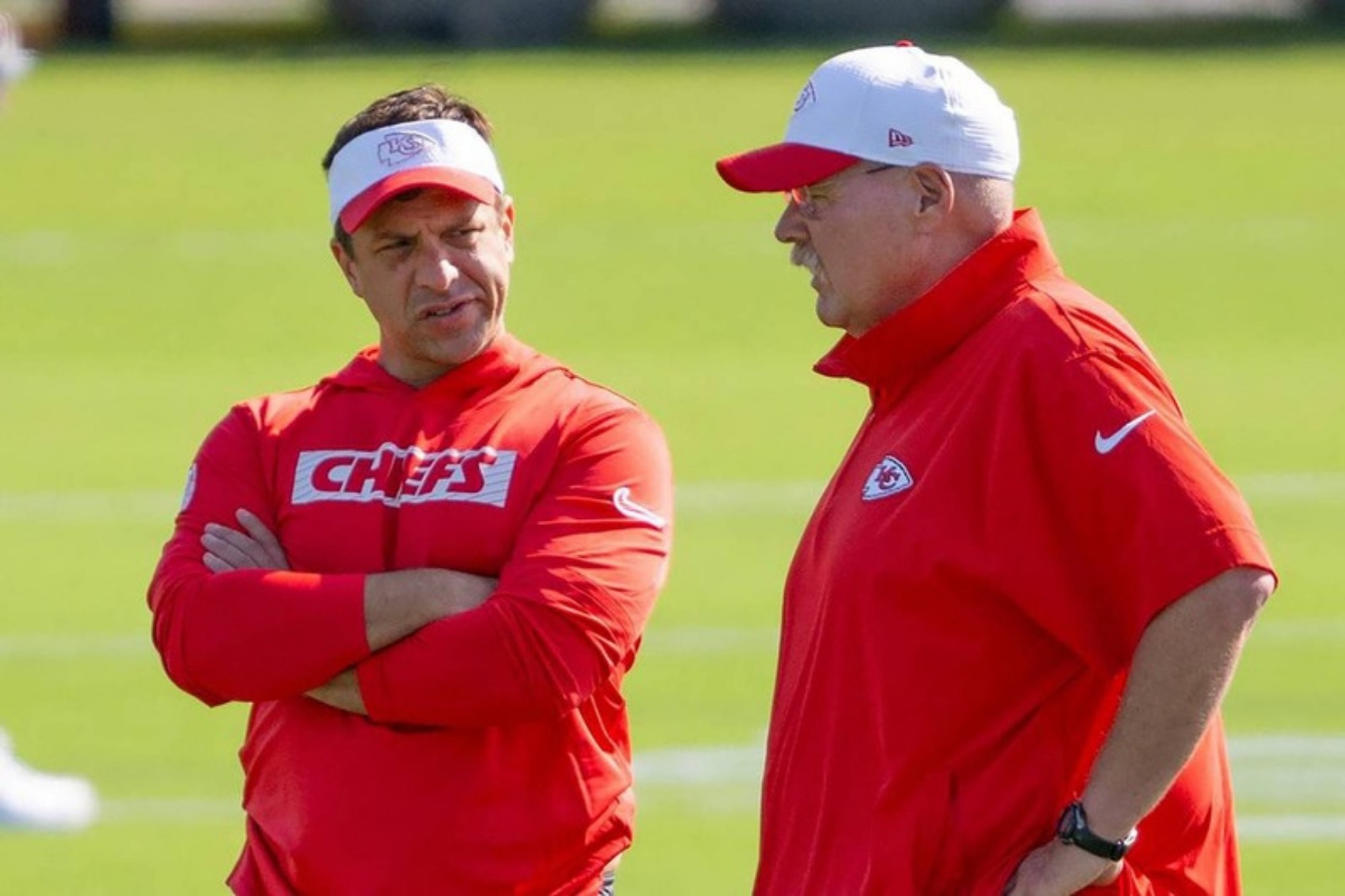 Chiefs-General-Manager Brett Veach und Head Coach Andy Reid im Gespräch beim Training