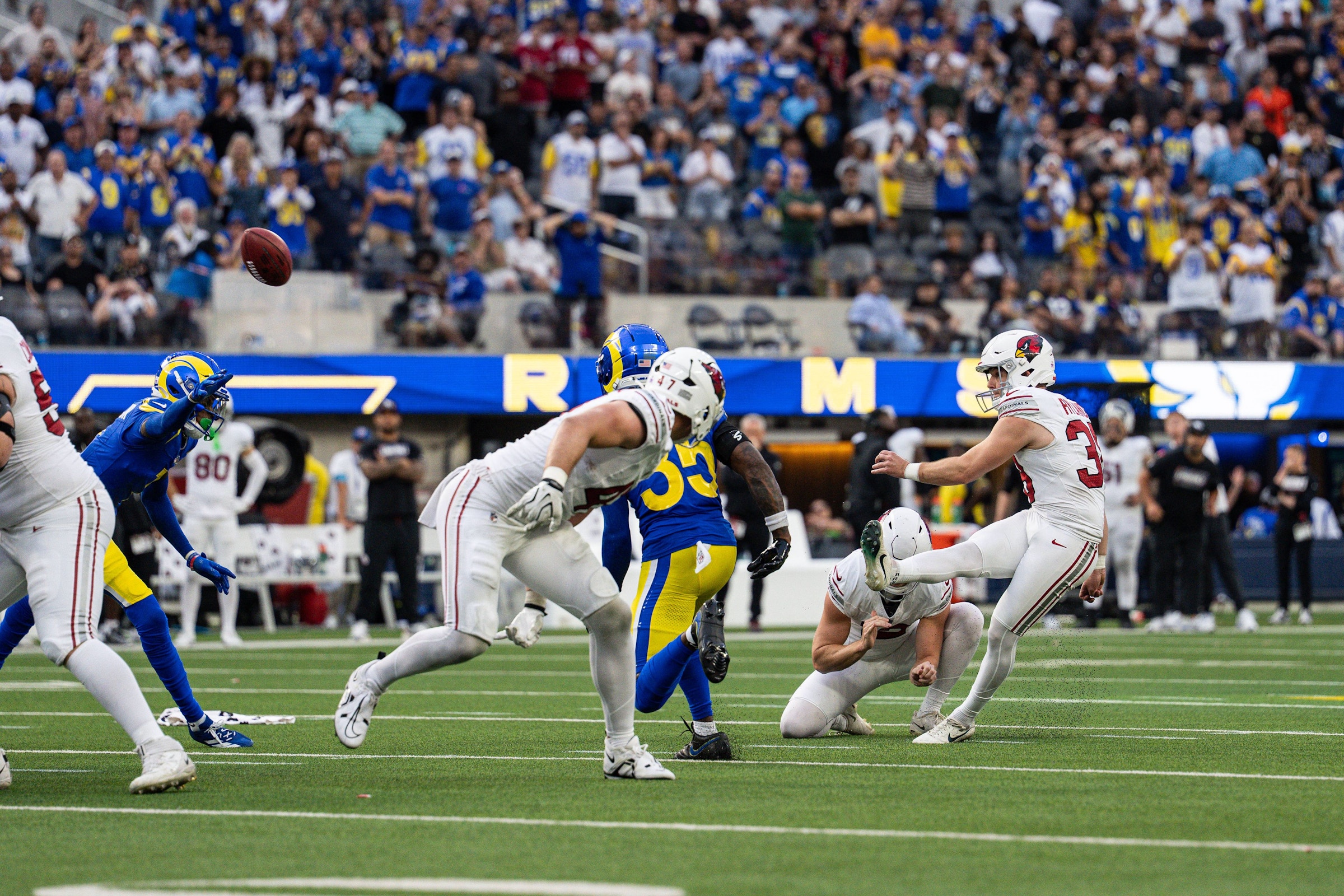Chad Ryland von den Arizona Cardinals tritt im SoFi Stadium das spielentscheidende Field Goal gegen die Los Angeles Rams