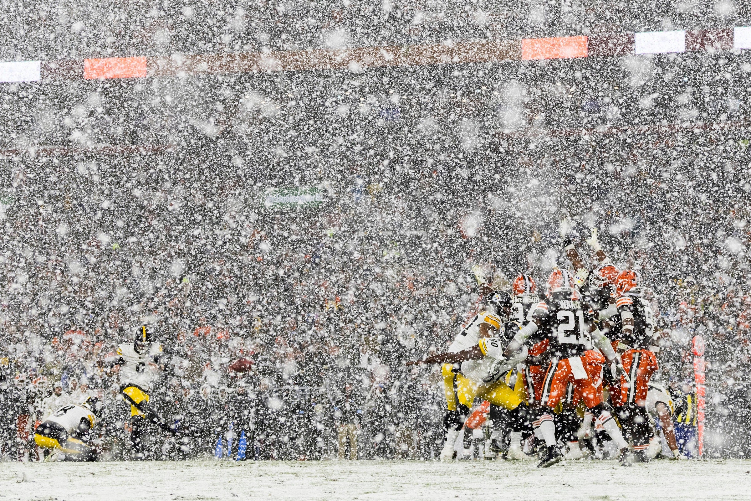 Chris Boswell von den Pittsburgh Steelers tritt im November 2024 in Cleveland ein Field Goal gegen die Browns