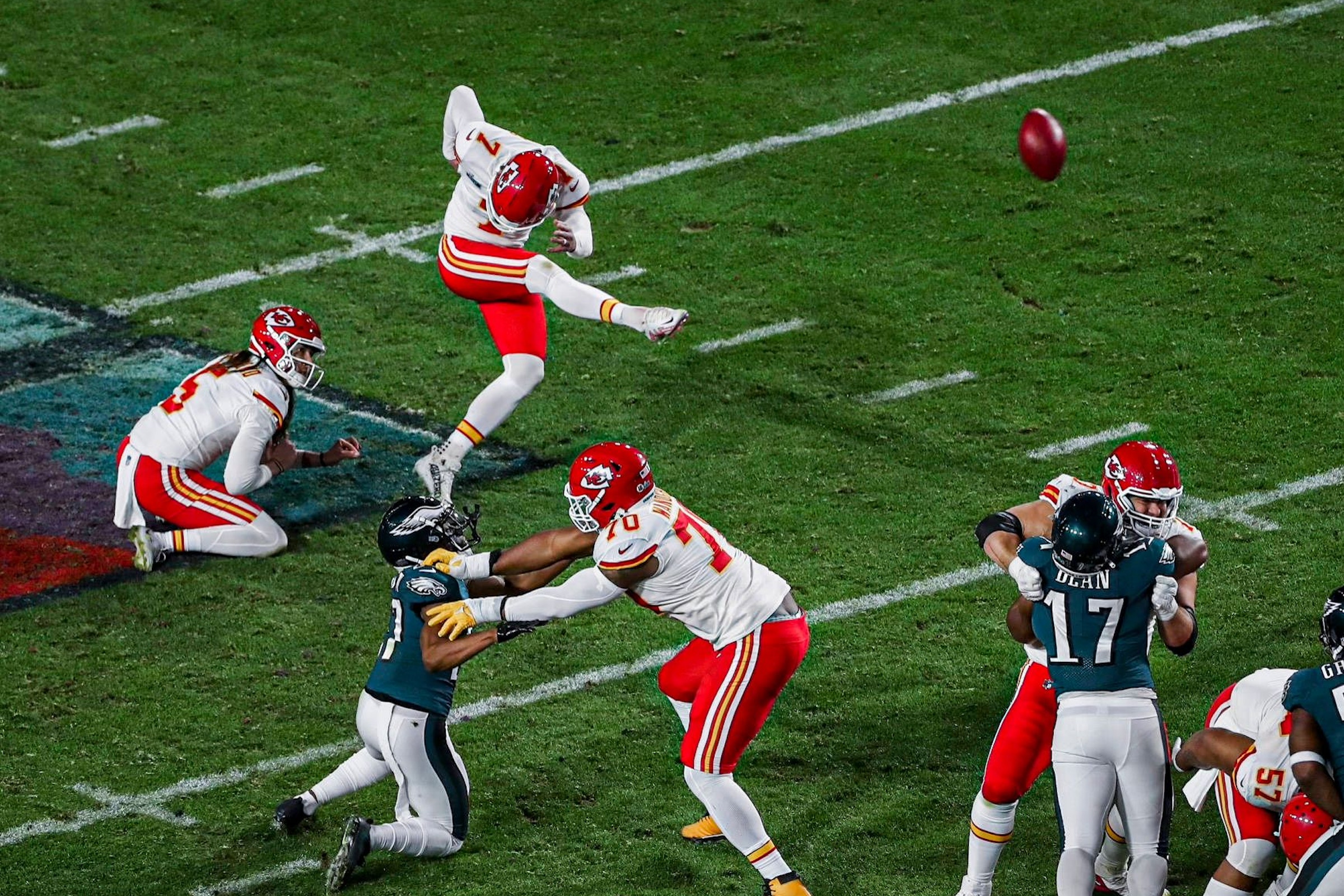 Harrison Butker von den Kansas City Chiefs tritt im Super Bowl LVII das spielentscheidende Field Goal gegen die Philadelphia Eagles