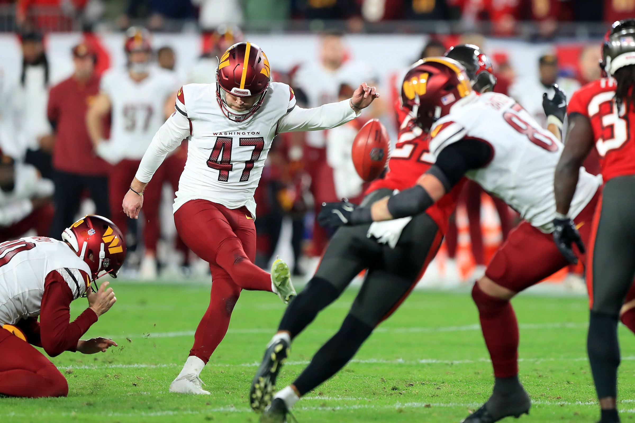 Zane Gonzalez von den Washington Commanders tritt in den Playoffs bei den Tampa Bay Buccaneers das spielentscheidende Field Goal