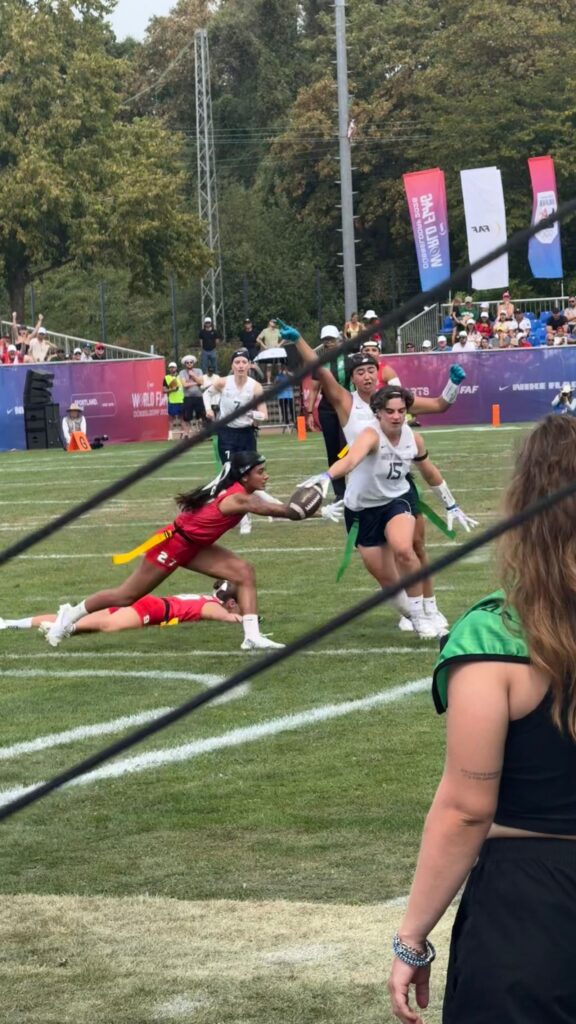Spielerin zieht bei der Flag-Football-WM 2026 in Düsseldorf die Flagge