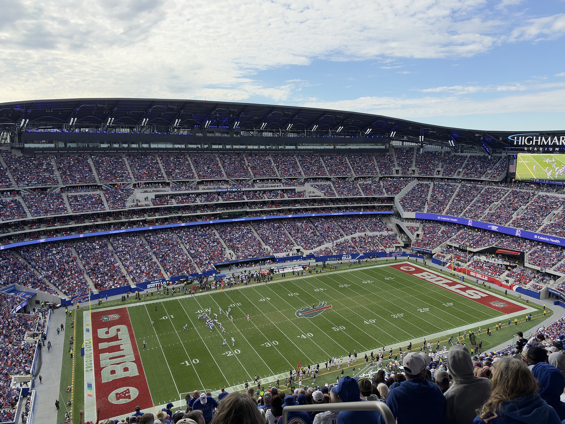 Blick von den oberen Rängen auf das Spielfeld im neuen Highmark Stadium bei einem Spiel der Bills
