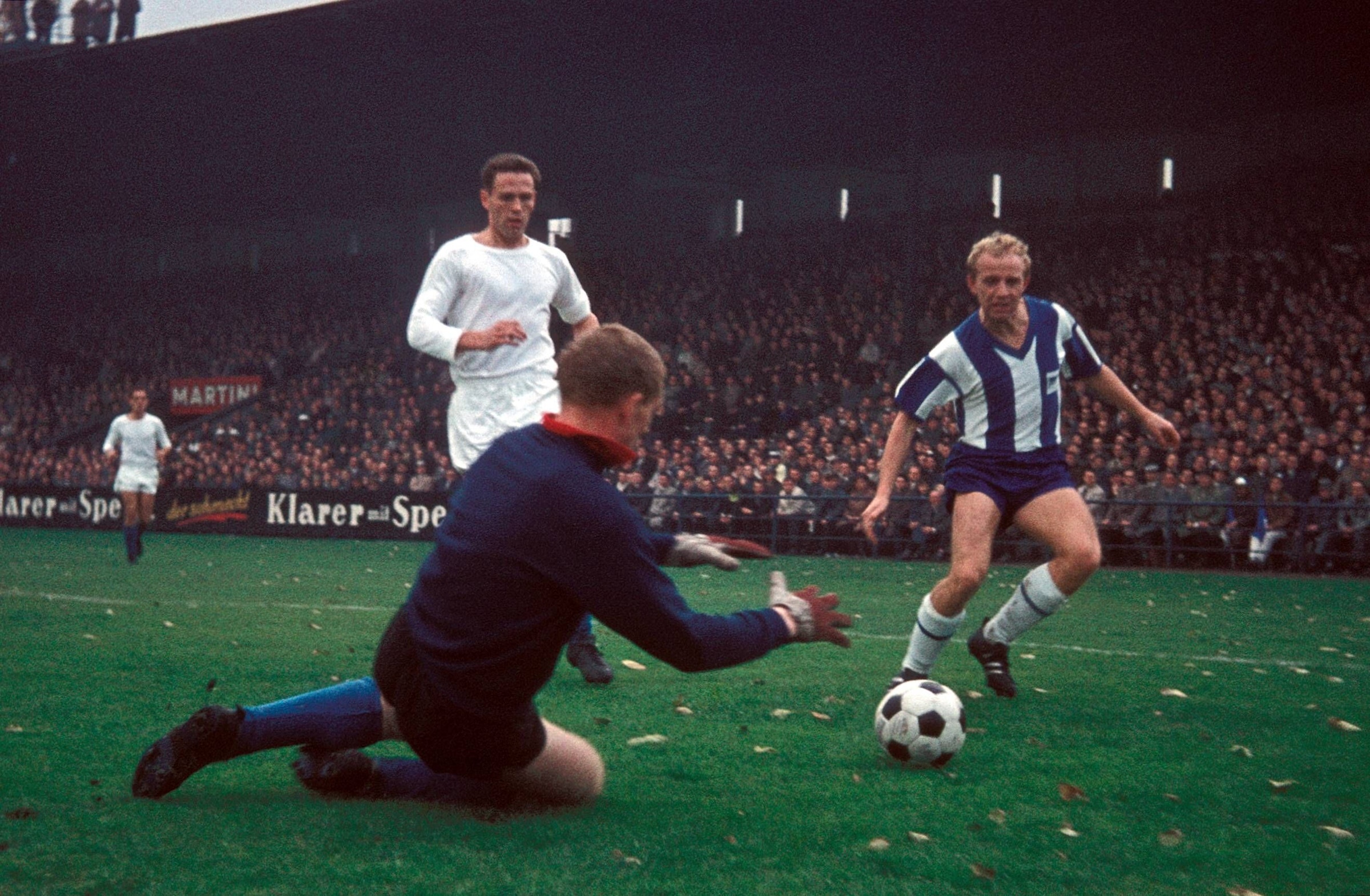 Horst Mühlmann als Torwart des FC Schalke 04 hält im Oktober 1964 gegen Hertha BSC den Ball sicher
