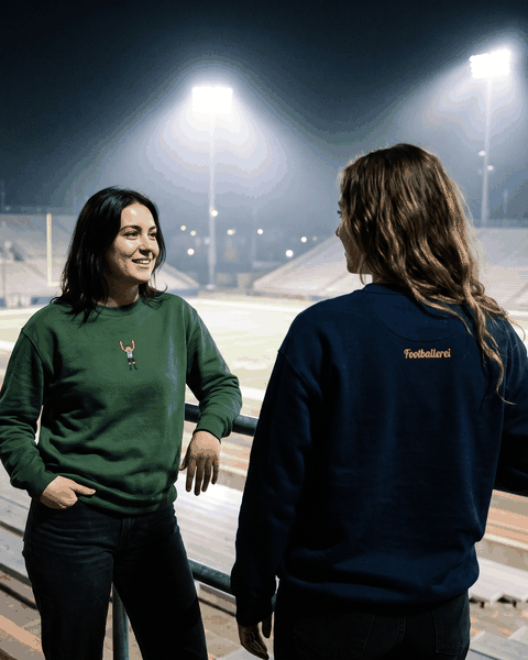 Icon-Kollektion von Footballerei: gestickte Strickmützen, Cord-Caps und Sweatshirts im Stadion und in der Stadt