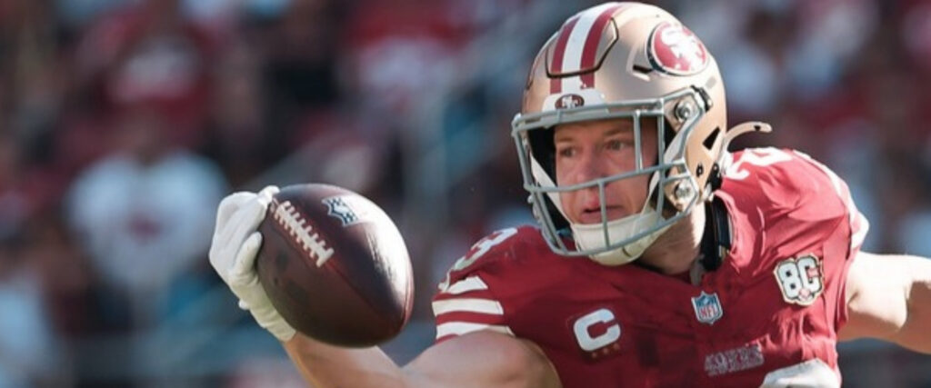 Christian McCaffrey, Running Back der San Francisco 49ers, mit dem Ball in der rechten Hand