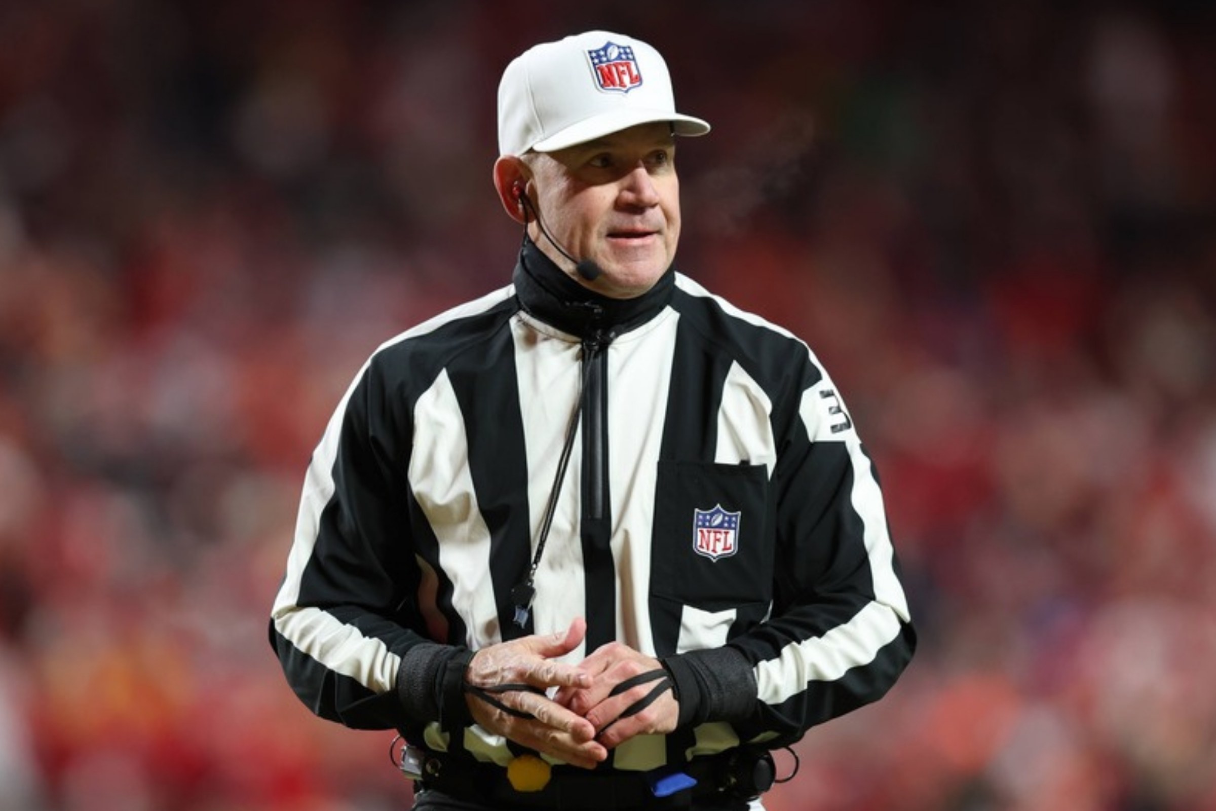 NFL-Referee mit weißer Kappe und Headset auf dem Feld in Kansas City