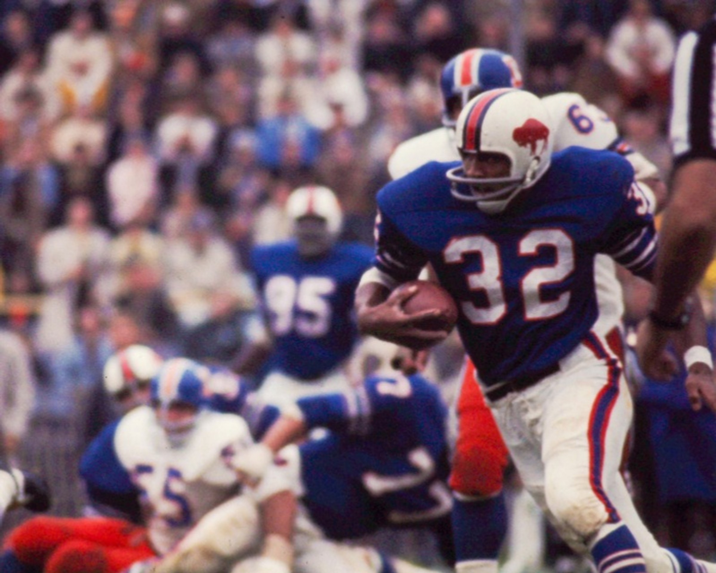 O.J. Simpson mit der Nummer 32 der Buffalo Bills trägt den Ball
