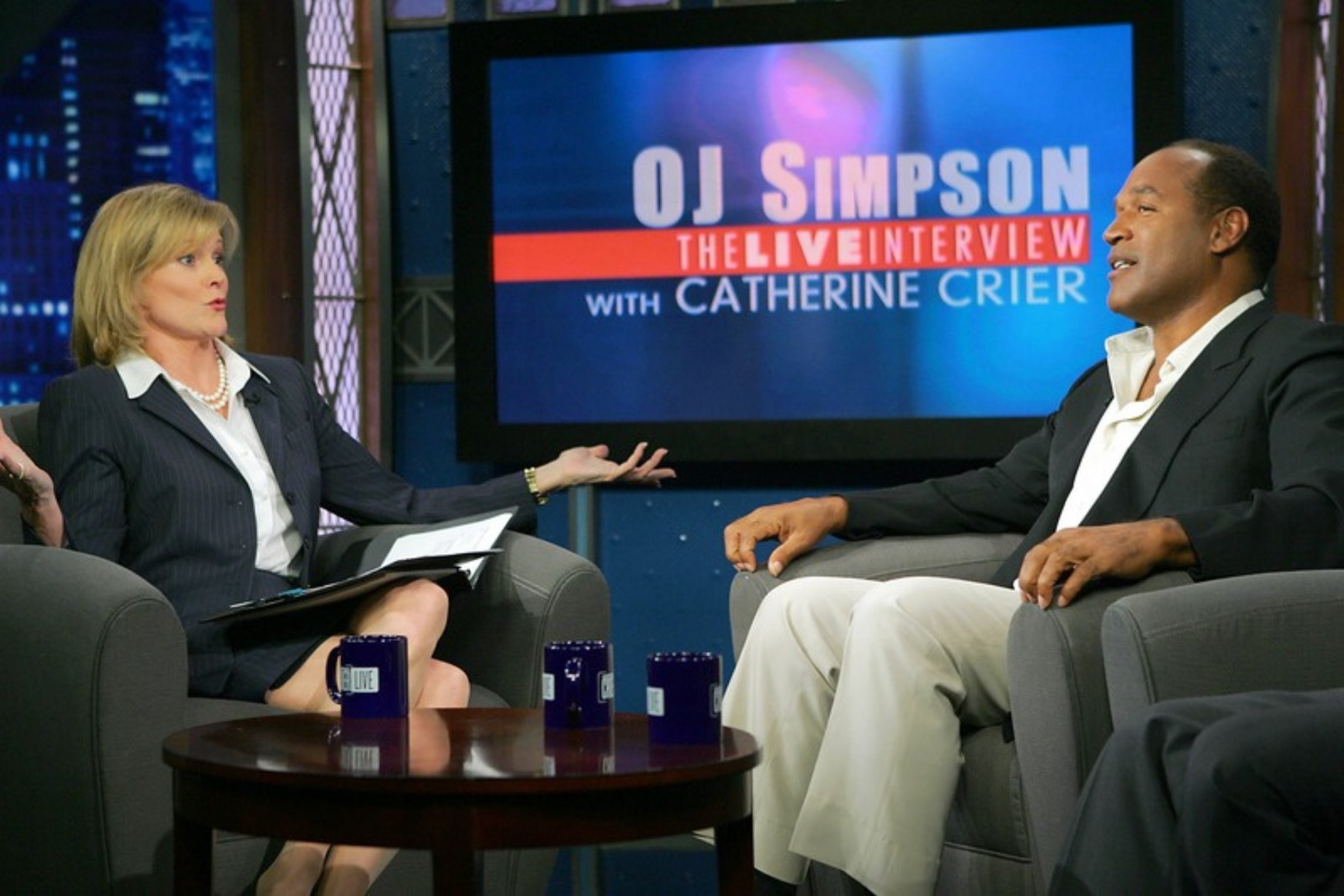 O.J. Simpson im Fernsehstudio im Live-Interview mit Moderatorin Catherine Crier
