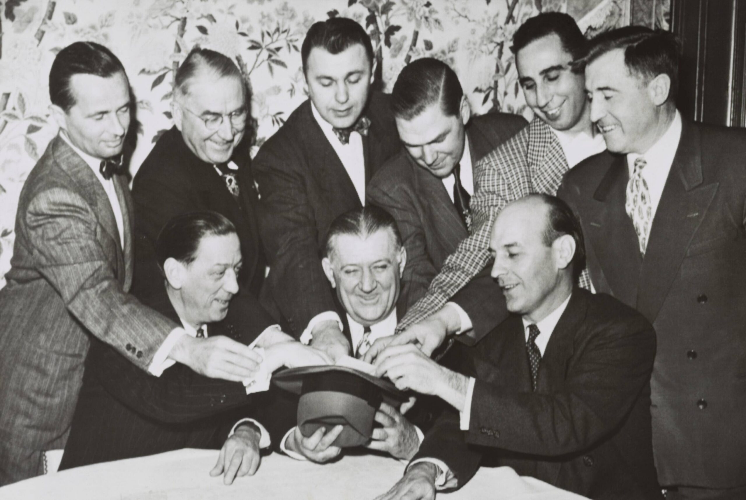 NFL-Commissioner Bert Bell mit Teambesitzern beim Draft 1951