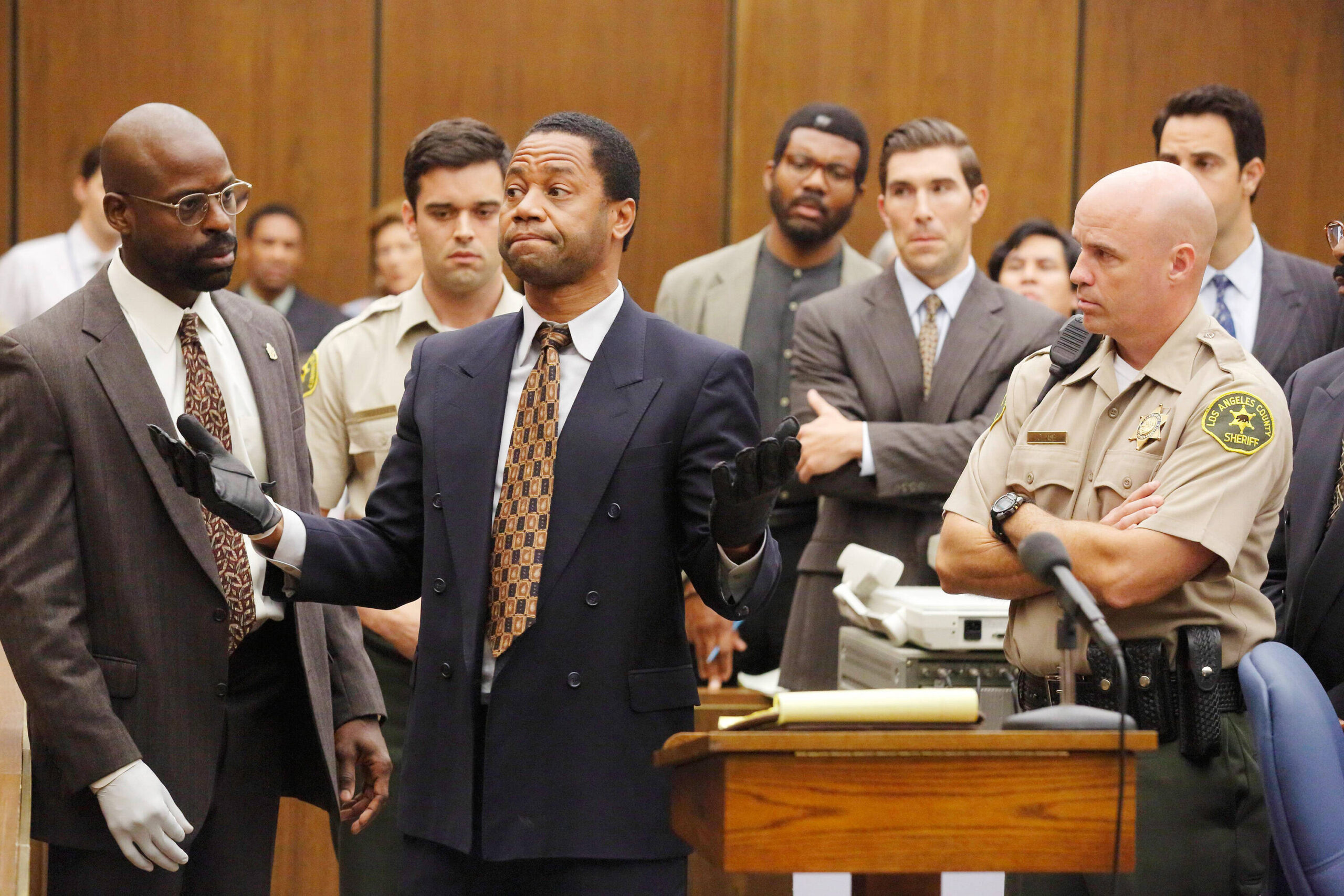Szene aus der Serie The People v. O.J. Simpson: Cuba Gooding Jr. als O.J. Simpson zeigt im Gerichtssaal die Handschuhe