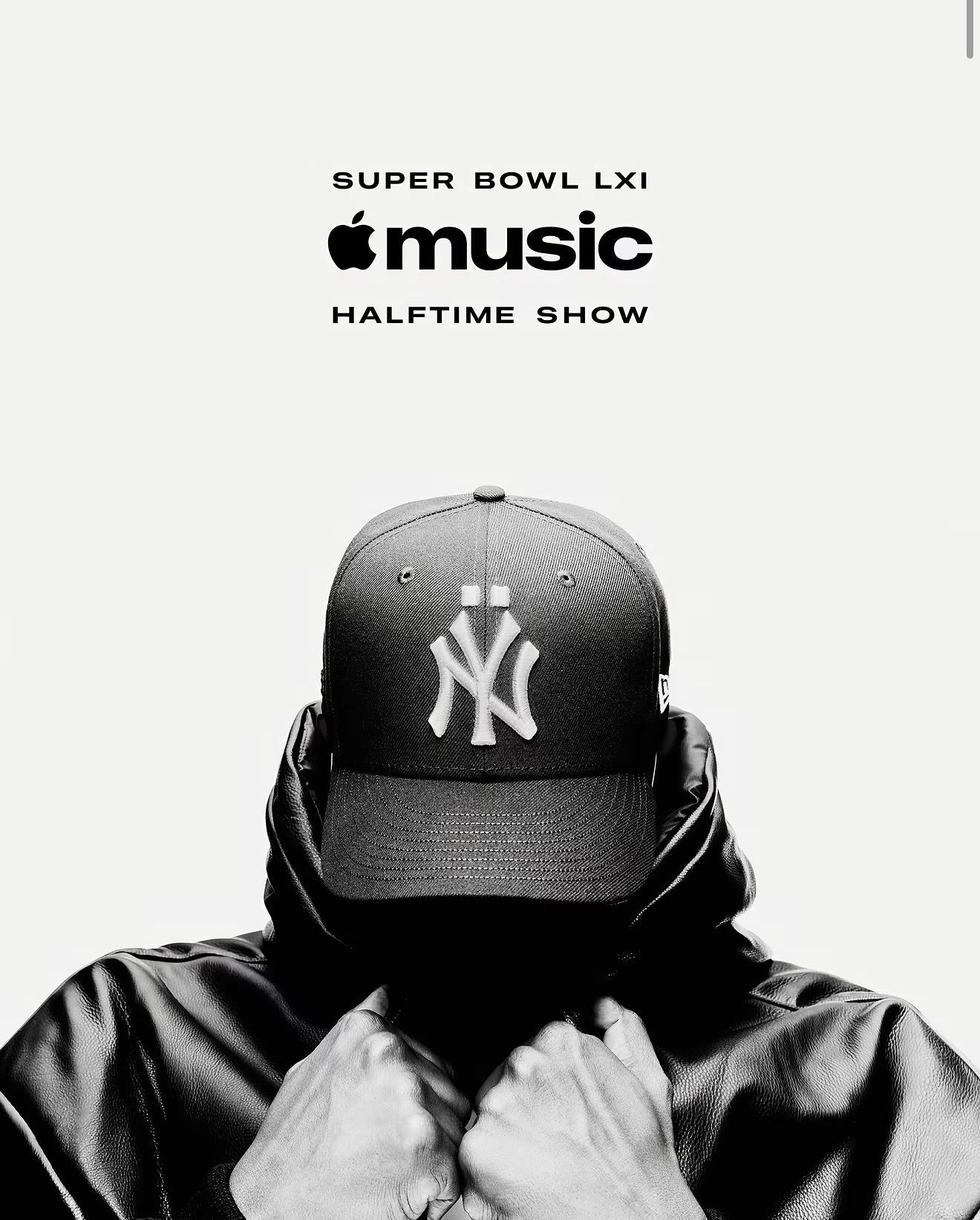 Offizielle Ankündigungsgrafik der Apple Music Super Bowl LXI Halftime Show: Jay-Z mit New-York-Yankees-Cap, das Gesicht verdeckt, in Schwarz-Weiß