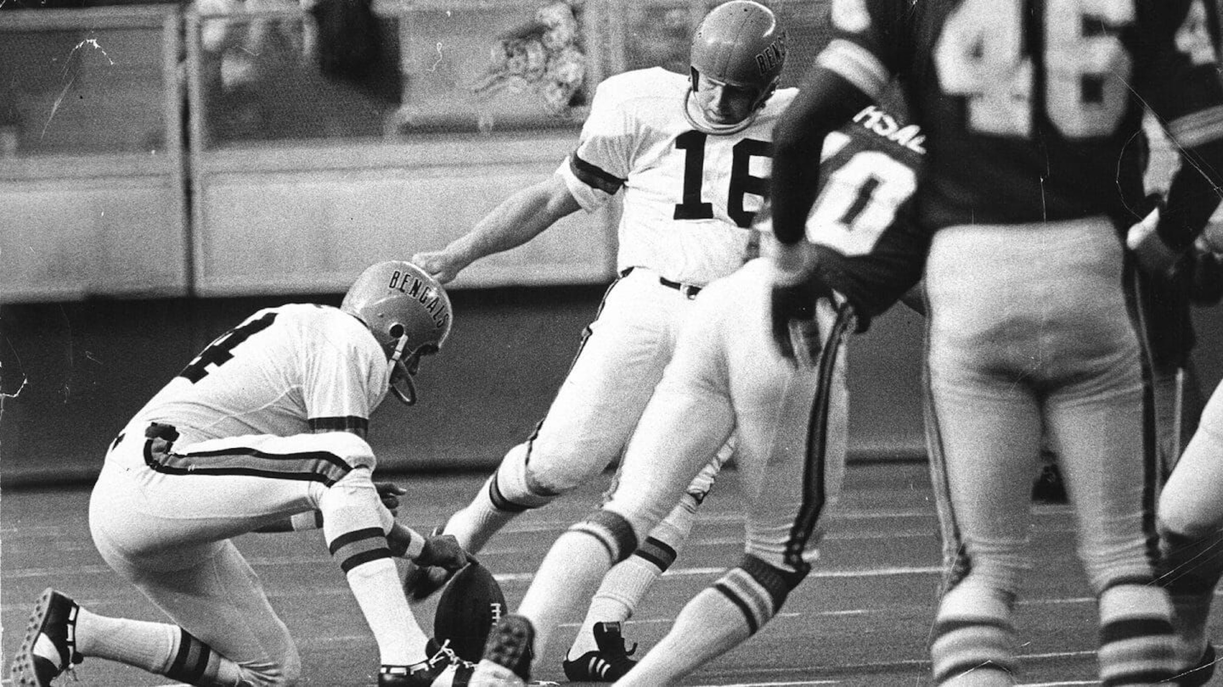 Schwarz-Weiß-Aufnahme: Horst Mühlmann mit der Nummer 16 beim Kick in einem NFL-Spiel