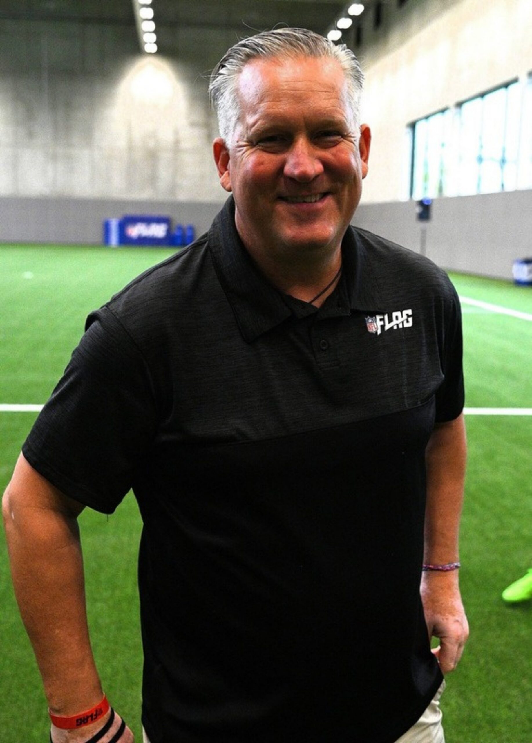 Max von Garnier im NFL-Flag-Poloshirt auf einem Kunstrasenplatz