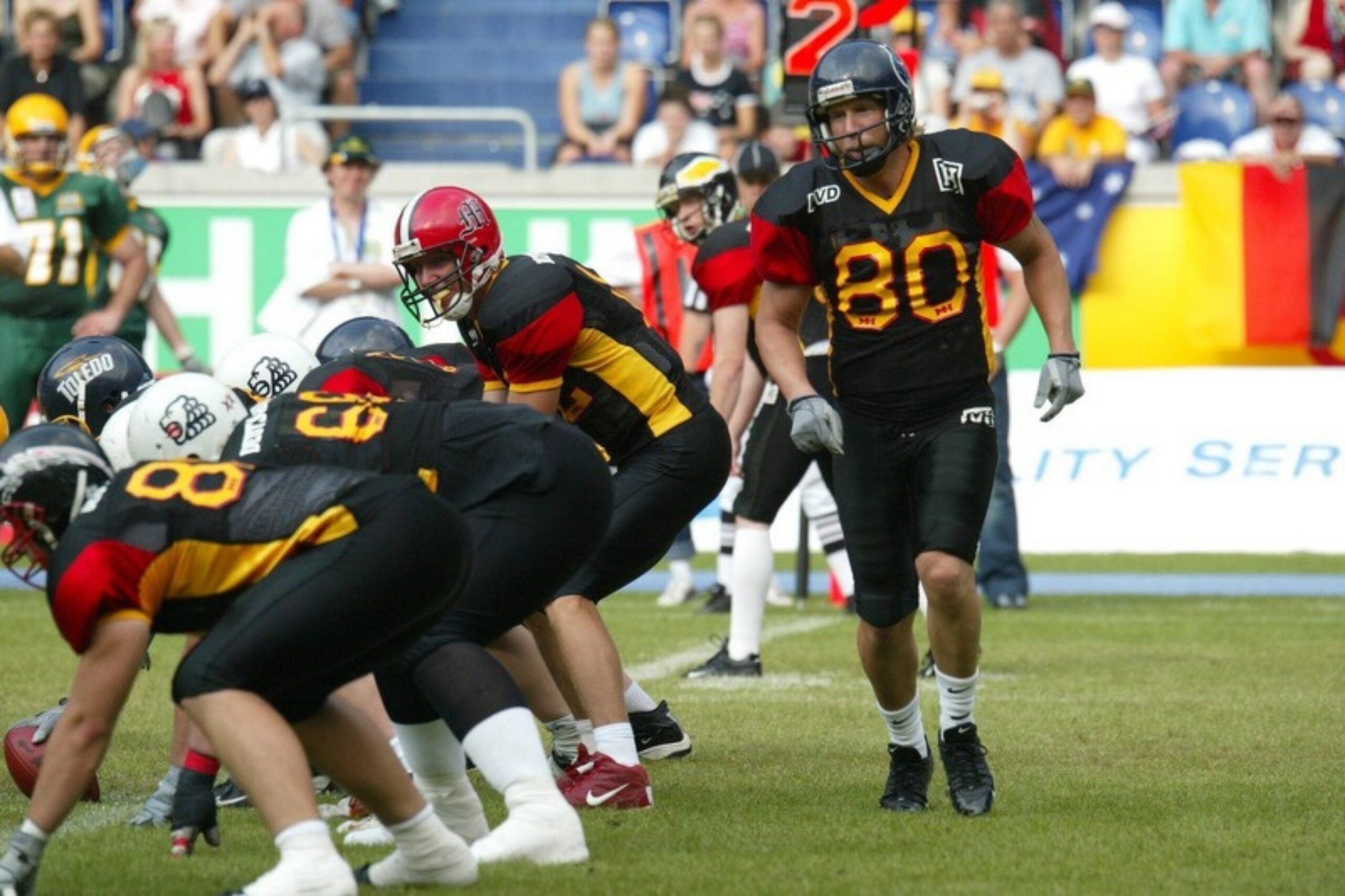 Max von Garnier mit der Nummer 80 an der Line of Scrimmage im Spiel der deutschen Nationalmannschaft