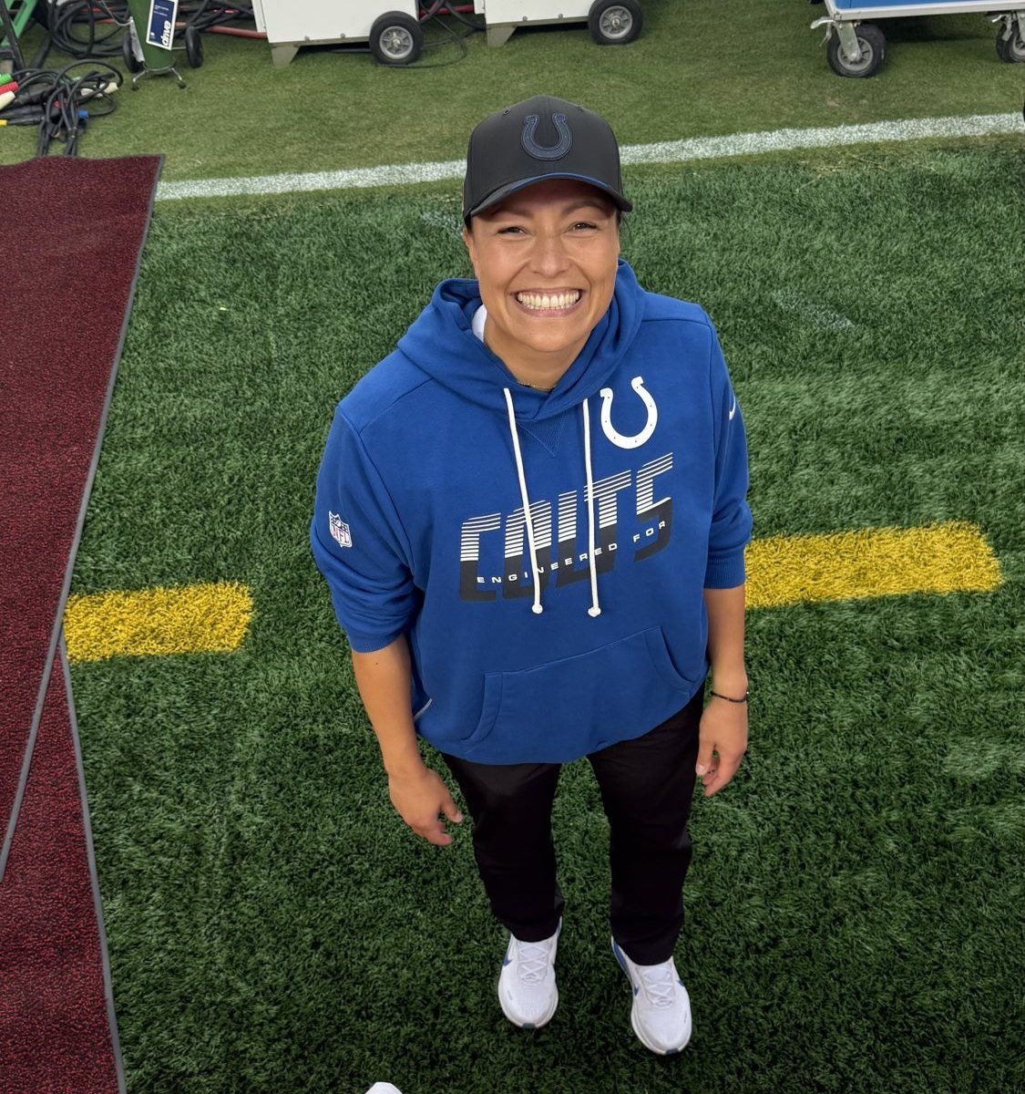 Nadine Nurasyid im Hoodie der Indianapolis Colts