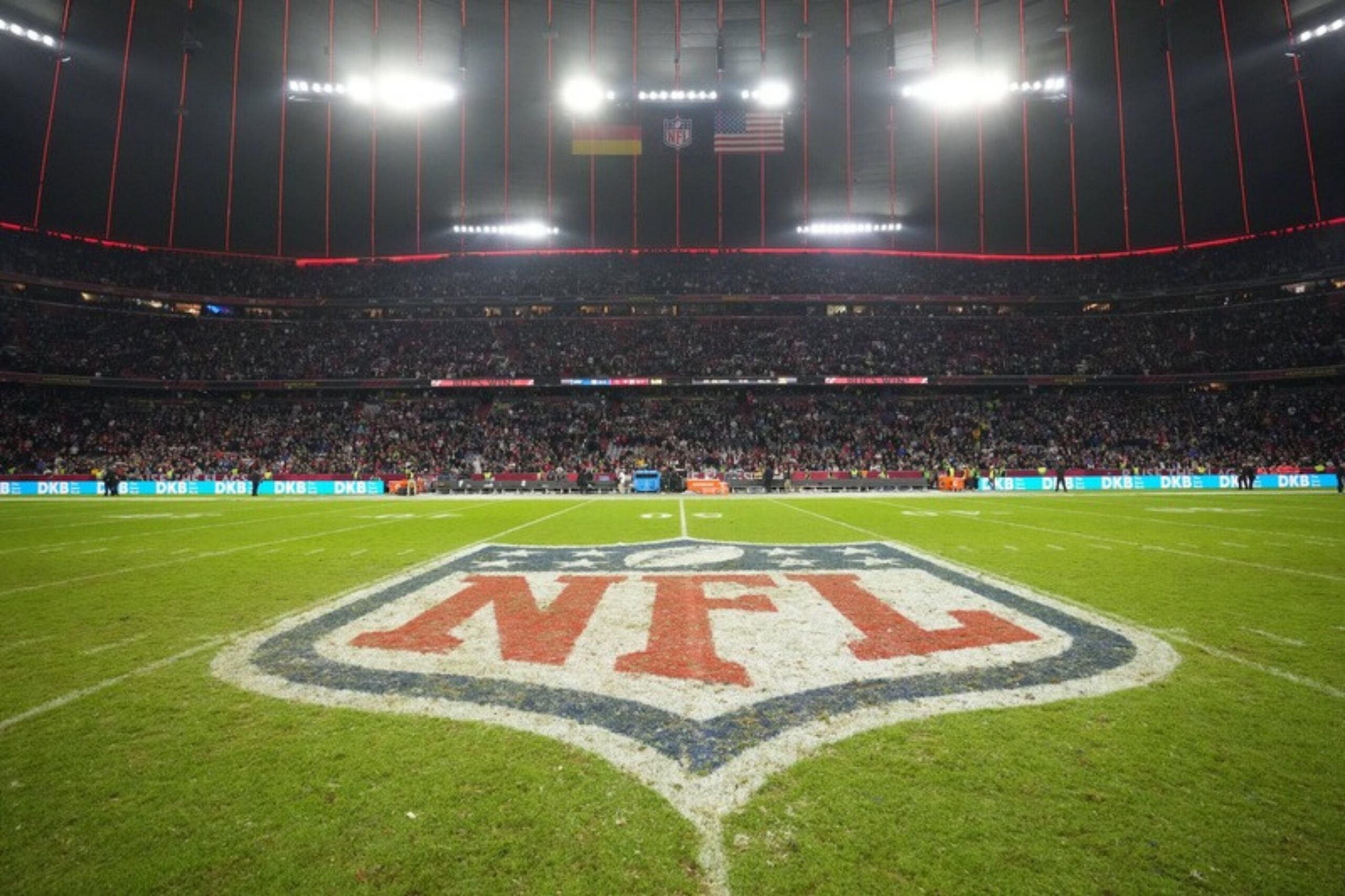 NFL-Logo an der 50-Yard-Linie in der Allianz Arena München