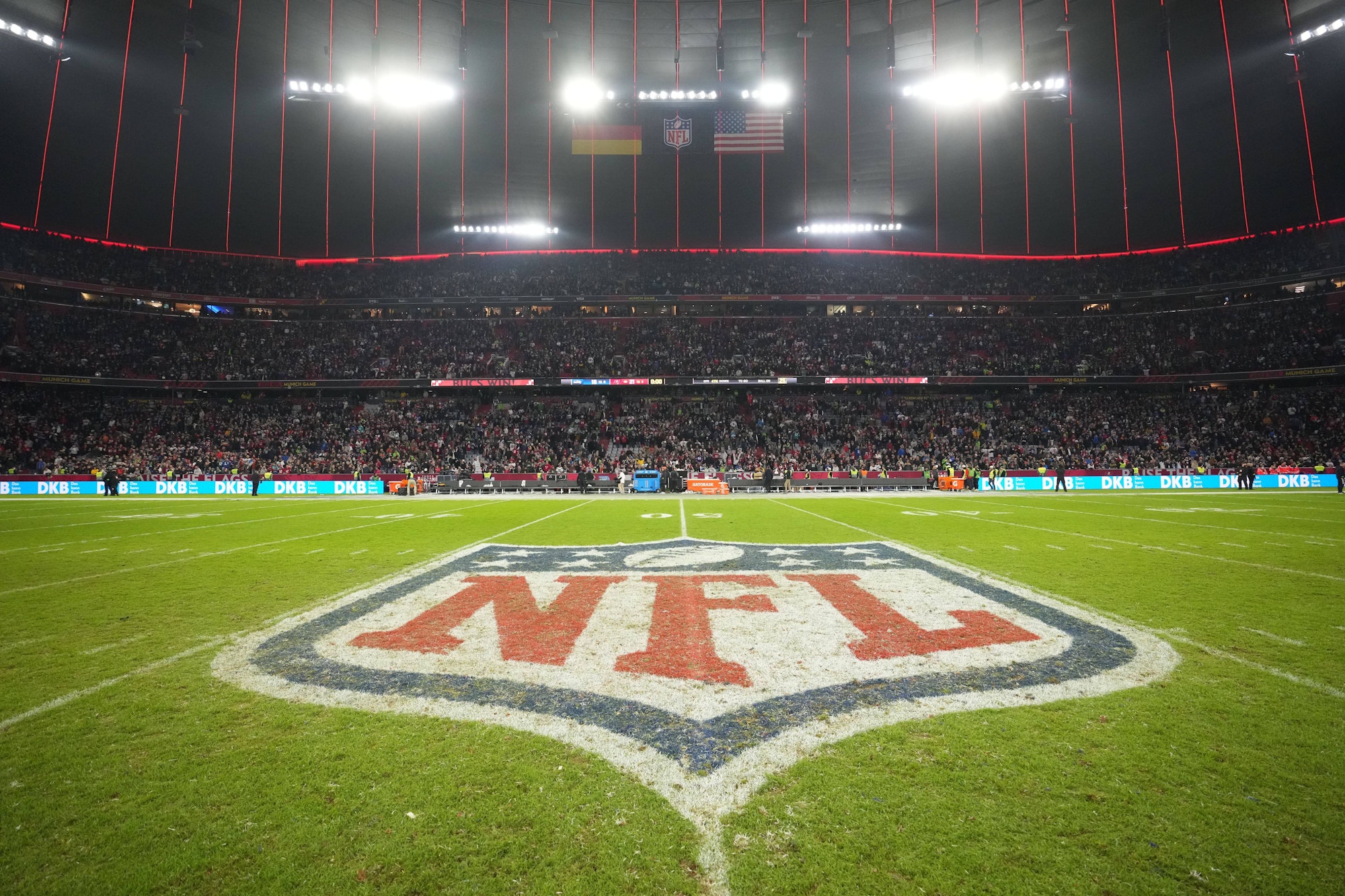 Das NFL-Logo auf dem Rasen der Allianz Arena