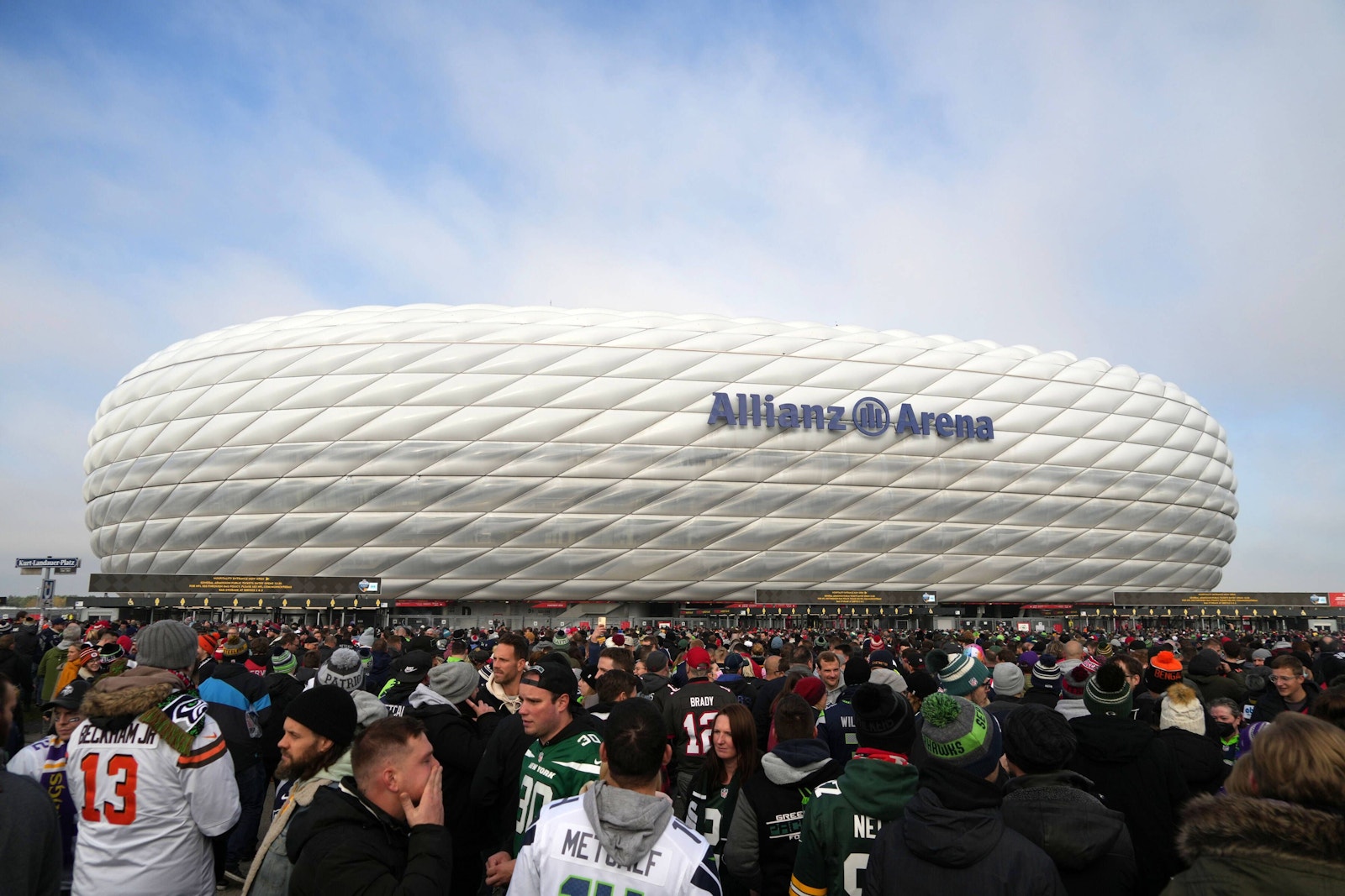 Fans auf dem Weg zur Allianz Arena vor dem NFL-Spiel in München