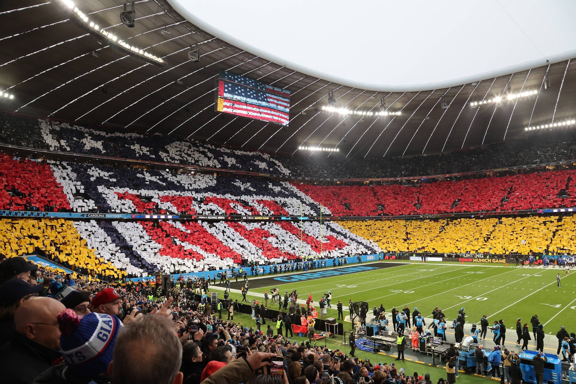 Fans bilden in der Allianz Arena eine Choreografie