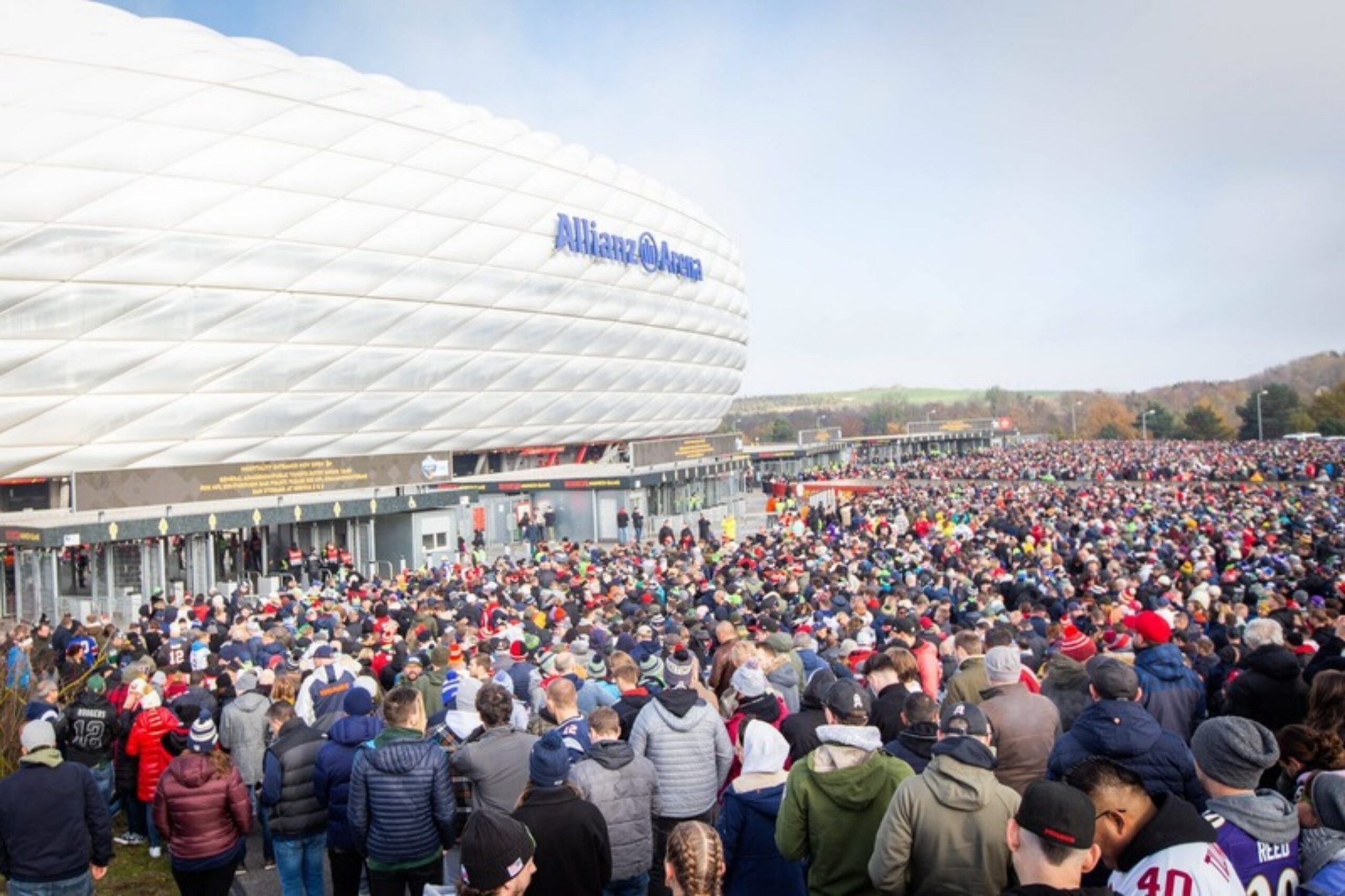 Tausende Fans in NFL-Trikots warten vor dem Einlass der Allianz Arena beim NFL Munich Game