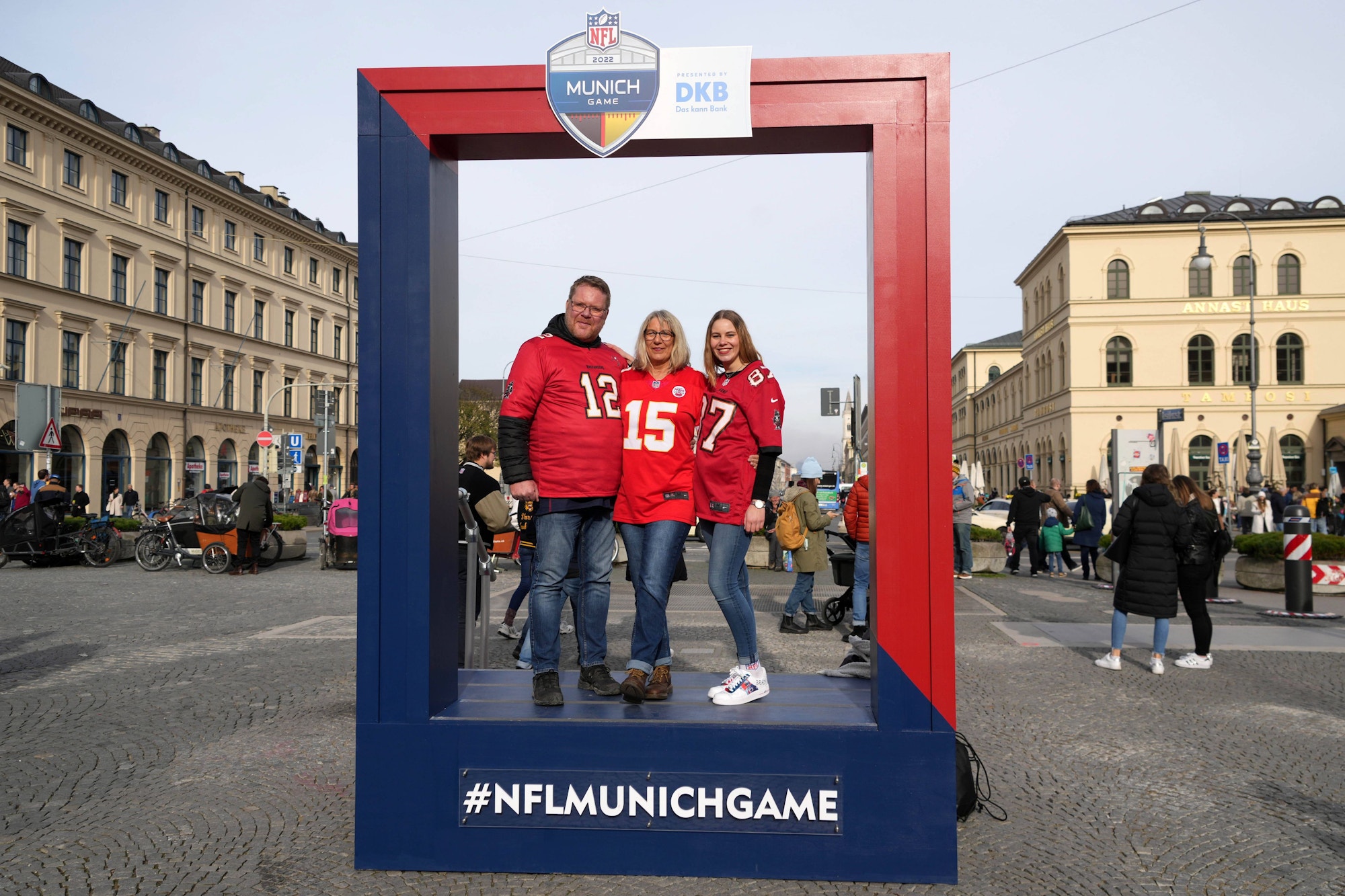 Fans posieren in einem Fotorahmen mit #NFLMUNICHGAME in der Münchner Innenstadt