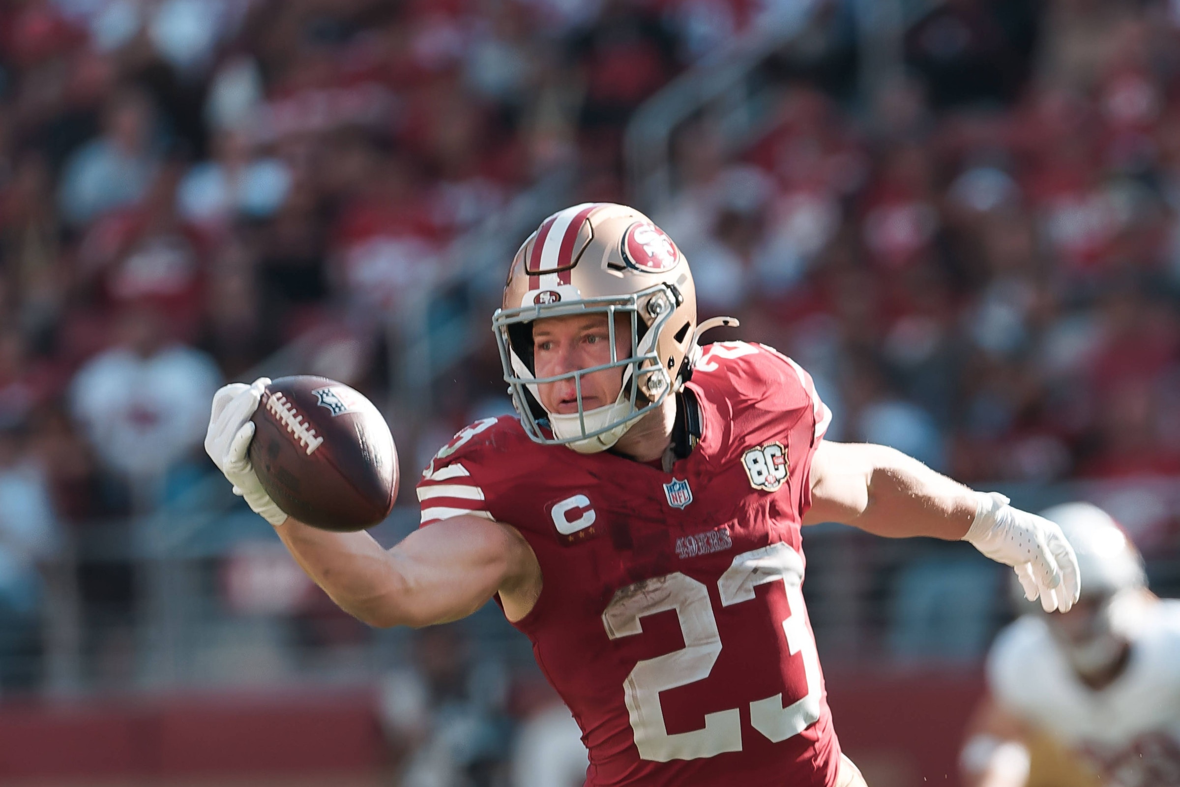 Running Back Christian McCaffrey von den San Francisco 49ers fängt den Ball mit einer Hand