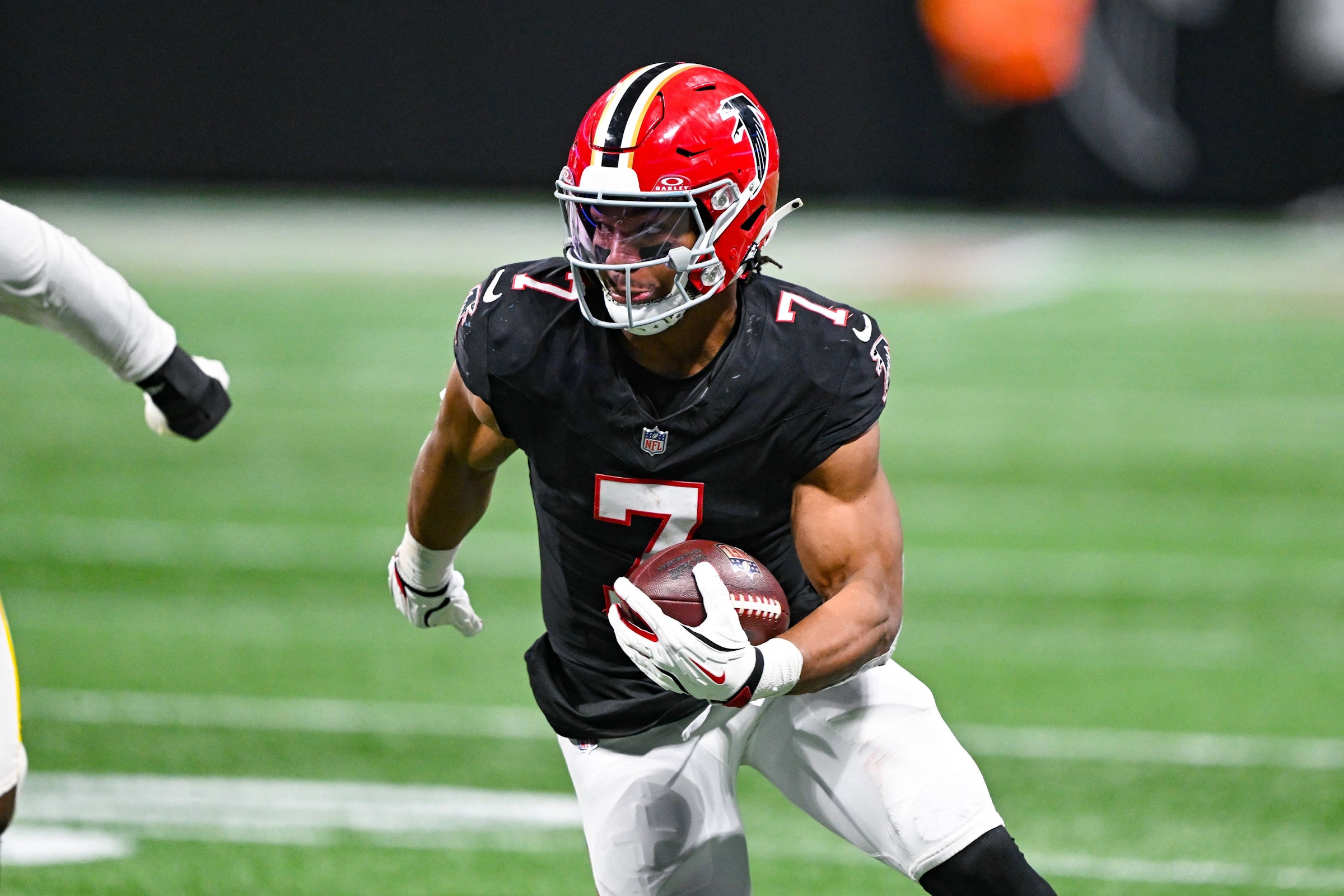 Running Back Bijan Robinson von den Atlanta Falcons läuft mit dem Ball gegen die Los Angeles Rams