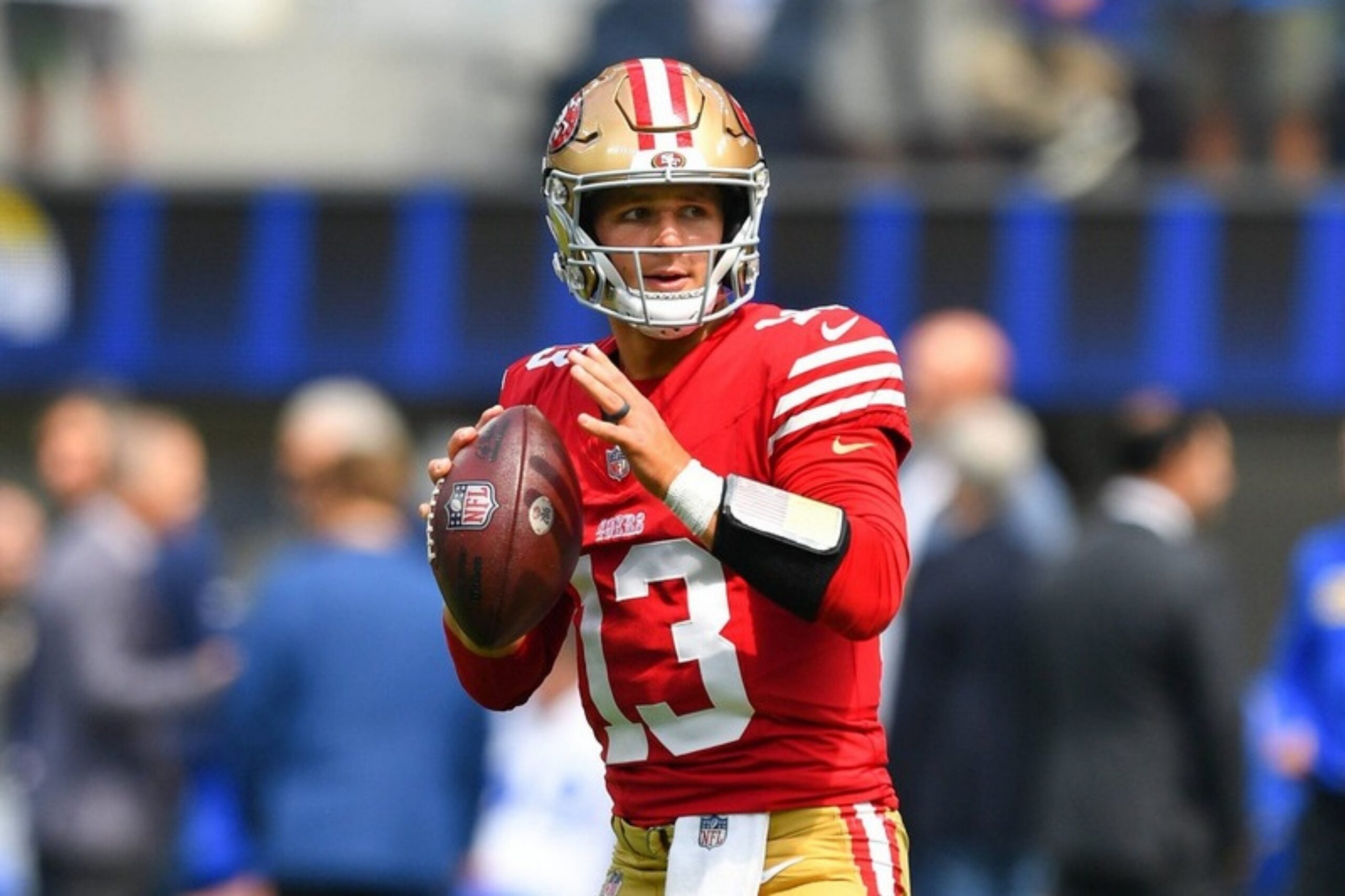 49ers-Quarterback Brock Purdy hält den Ball in klassischer Wurfhaltung