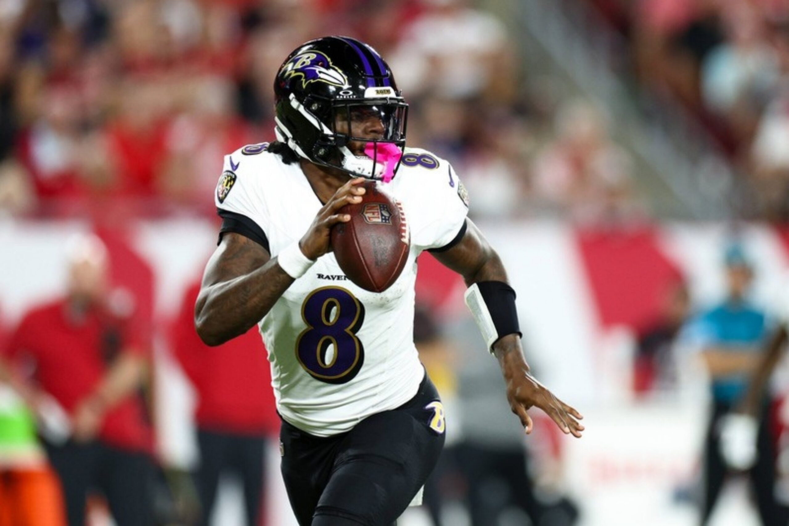 Ravens-Quarterback Lamar Jackson läuft mit dem Ball aus der Pocket