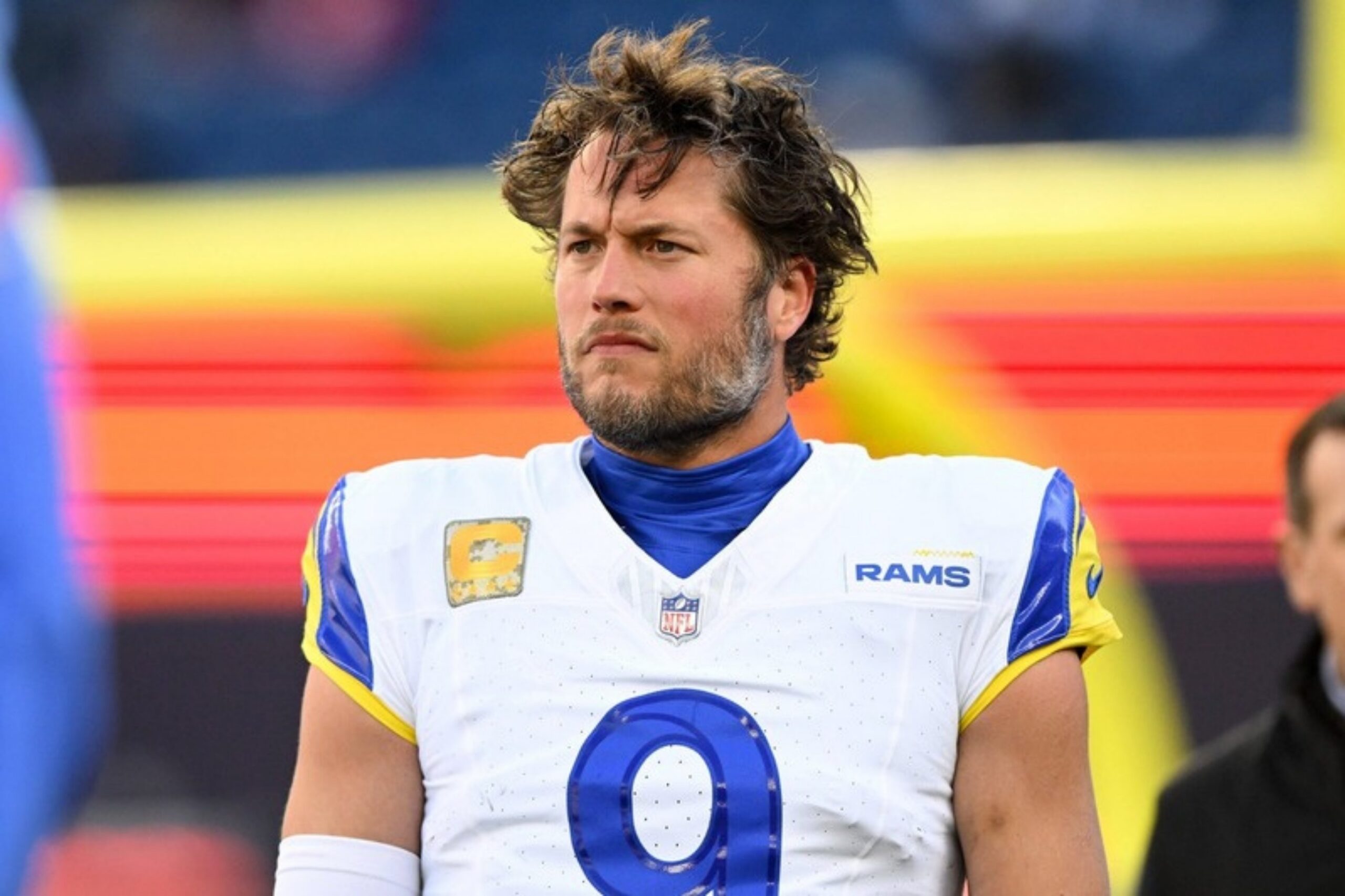 Rams-Quarterback Matthew Stafford mit Kapitänsabzeichen am Spielfeldrand