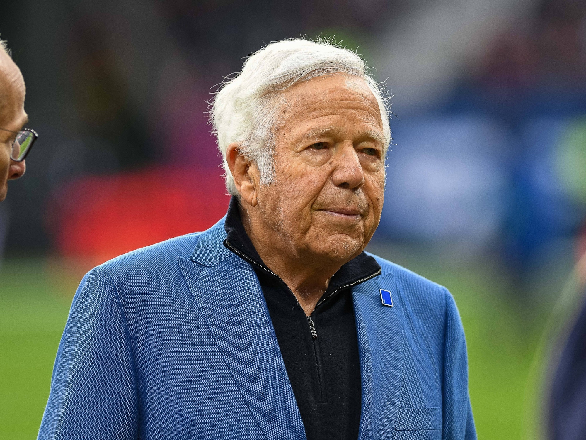 Patriots-Besitzer Robert Kraft im blauen Sakko