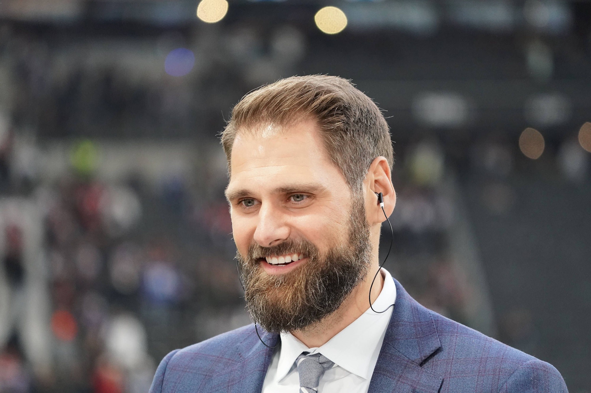 Sebastian Vollmer im Anzug mit Knopf im Ohr