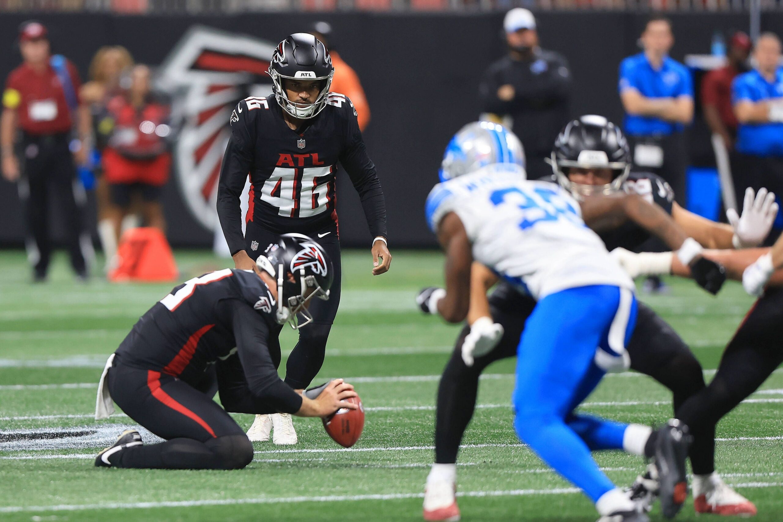 Kicker Lenny Krieg von den Atlanta Falcons bei einem Field-Goal-Versuch in der Preseason 2025 gegen die Detroit Lions
